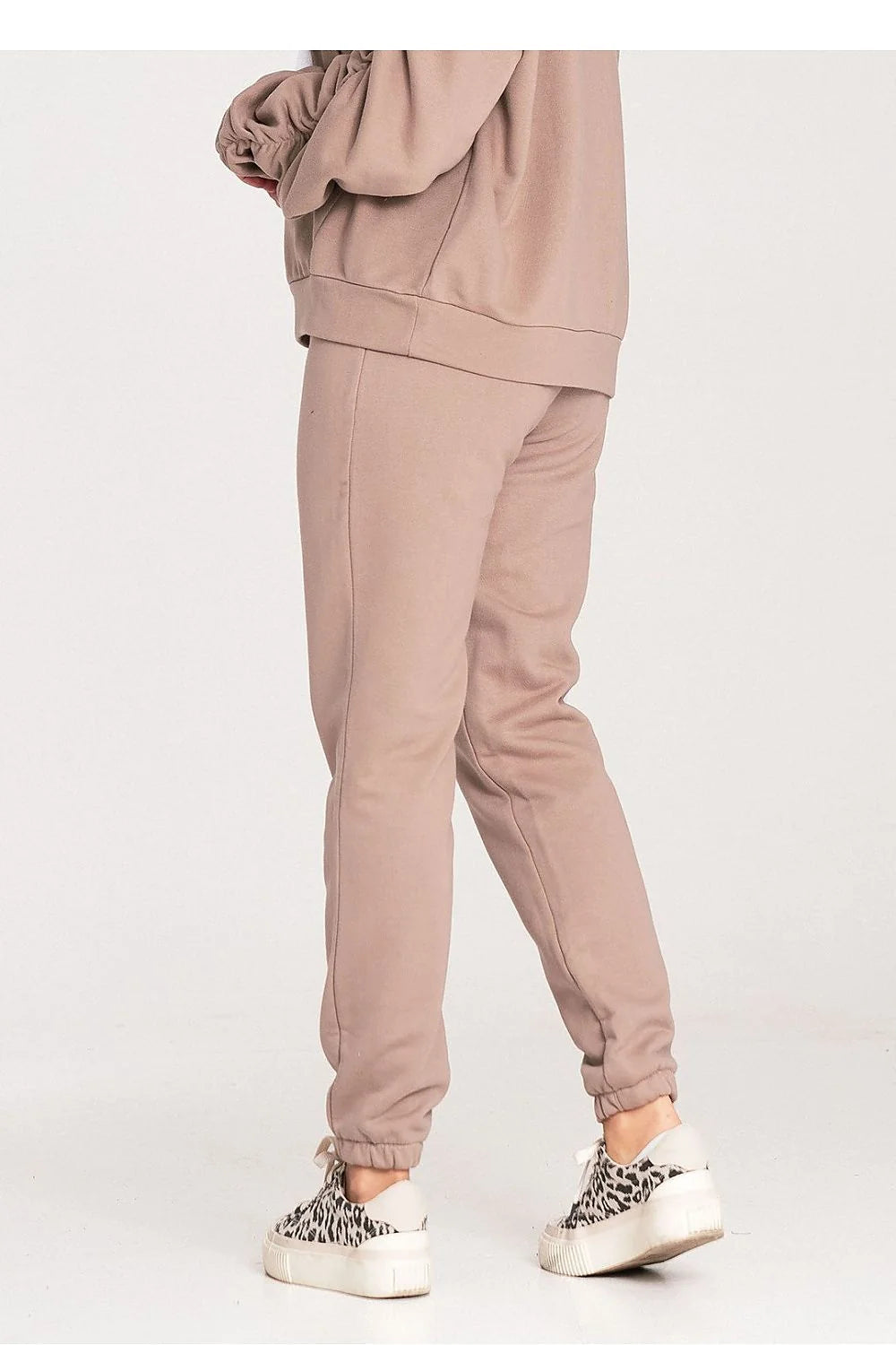 décontracté femme taupe sweatshirt molletonné manches froncées encolure ronde ample pantalon survêtement taille mi haute jambe fuselée bas resserré baskets