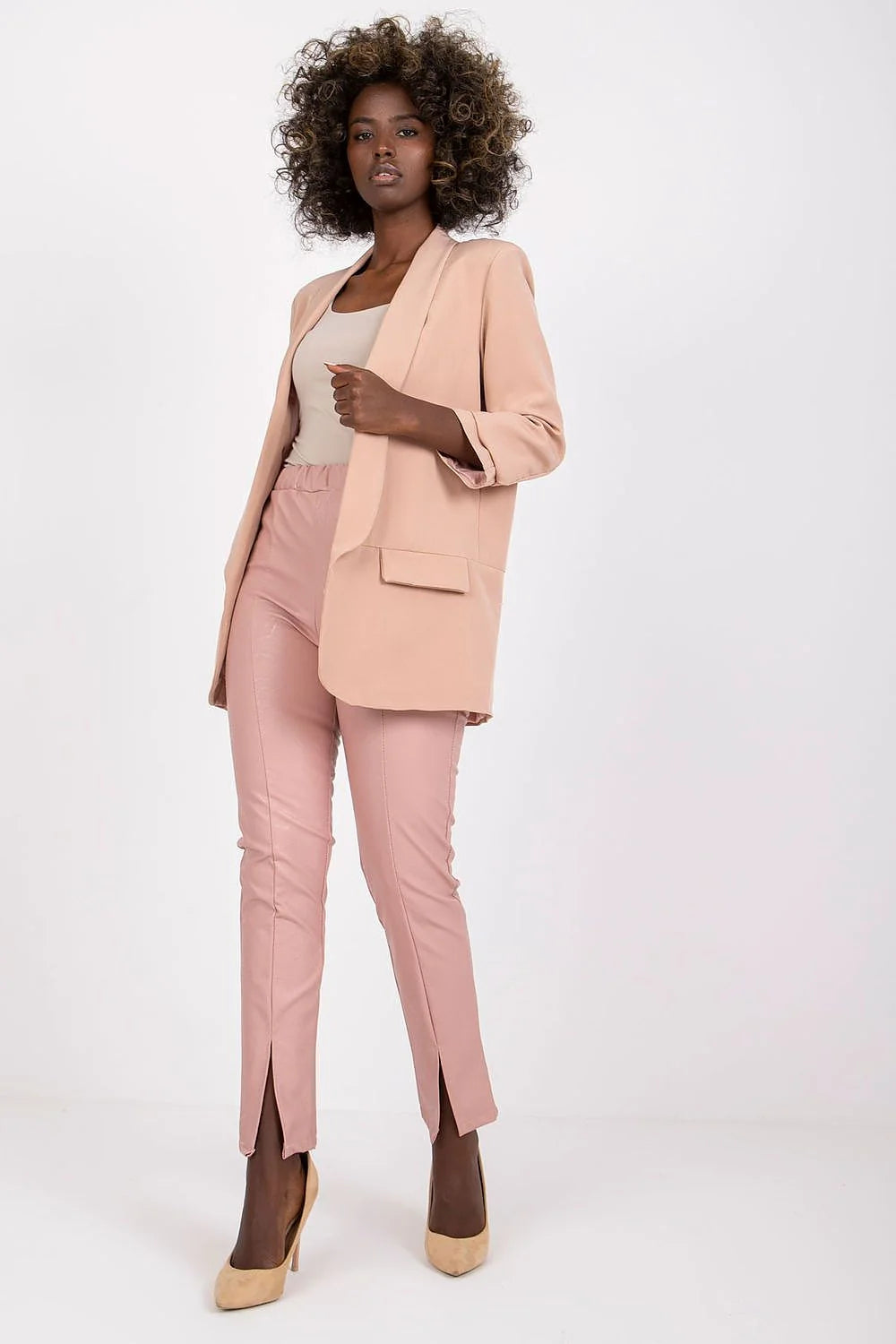 Veste blazer féminine moderne élégante nude pastel sans fermeture épaules rembourrées manches longues polyester elasthanne femmes