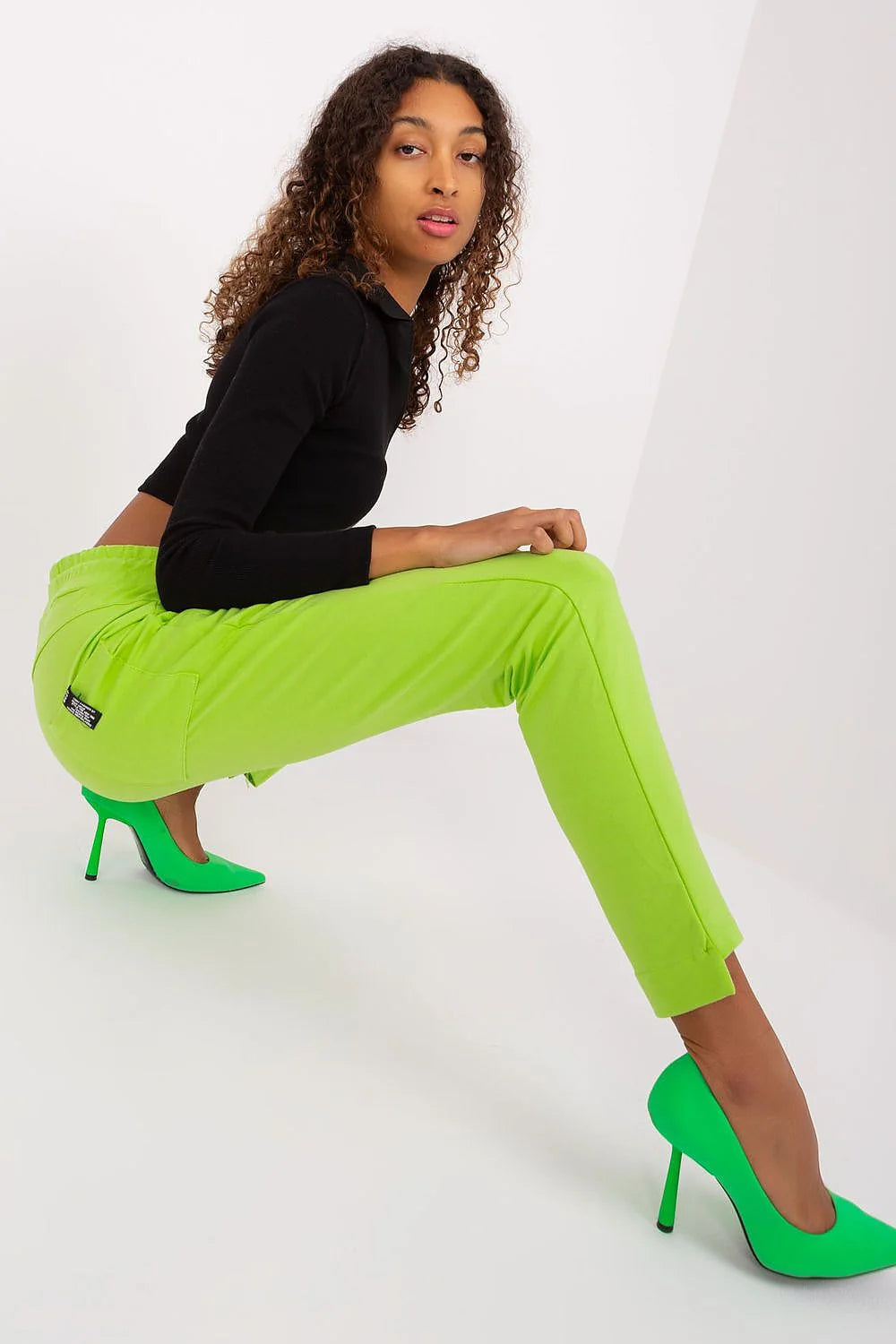 Pantalon survêtement Relevance femme style casual sportif confortable matière élasthanne couleur vert vif manches longues coupe droite