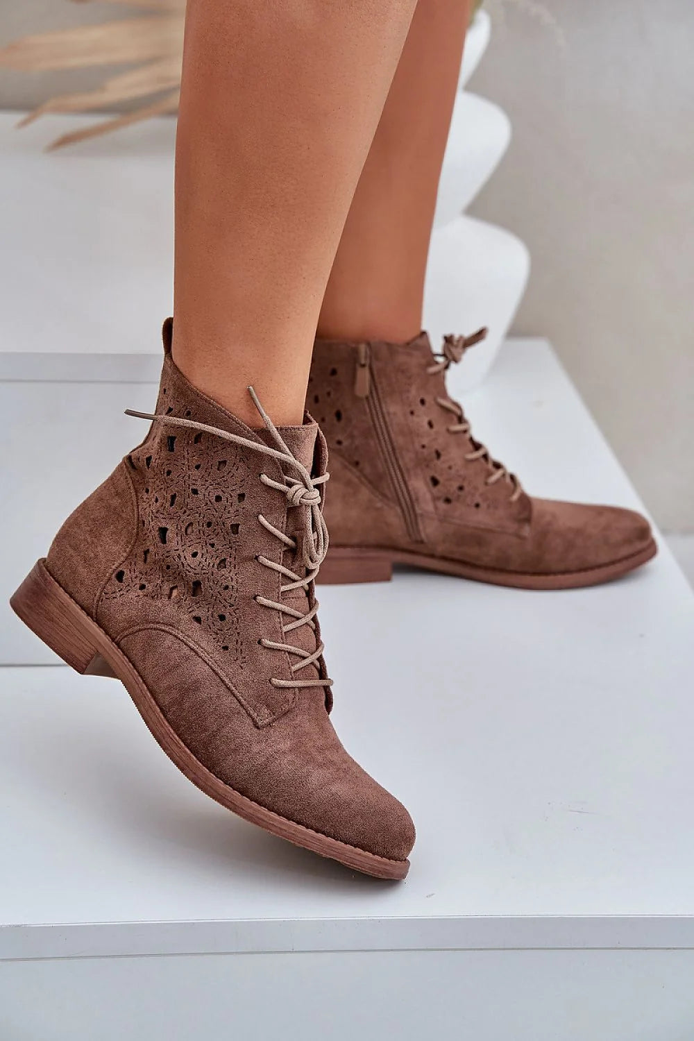 bottines femmes suède taupe cheville bout rond talon bas empilé perforations florales lacets zippée latérale confortable casual chic bohème