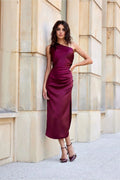 robe bordeaux satinée asymétrique monoépaule midi ajustée drapée latérale fente discrète bretelle plissée large brillante soyeuse moulante coutures finitions qualité
