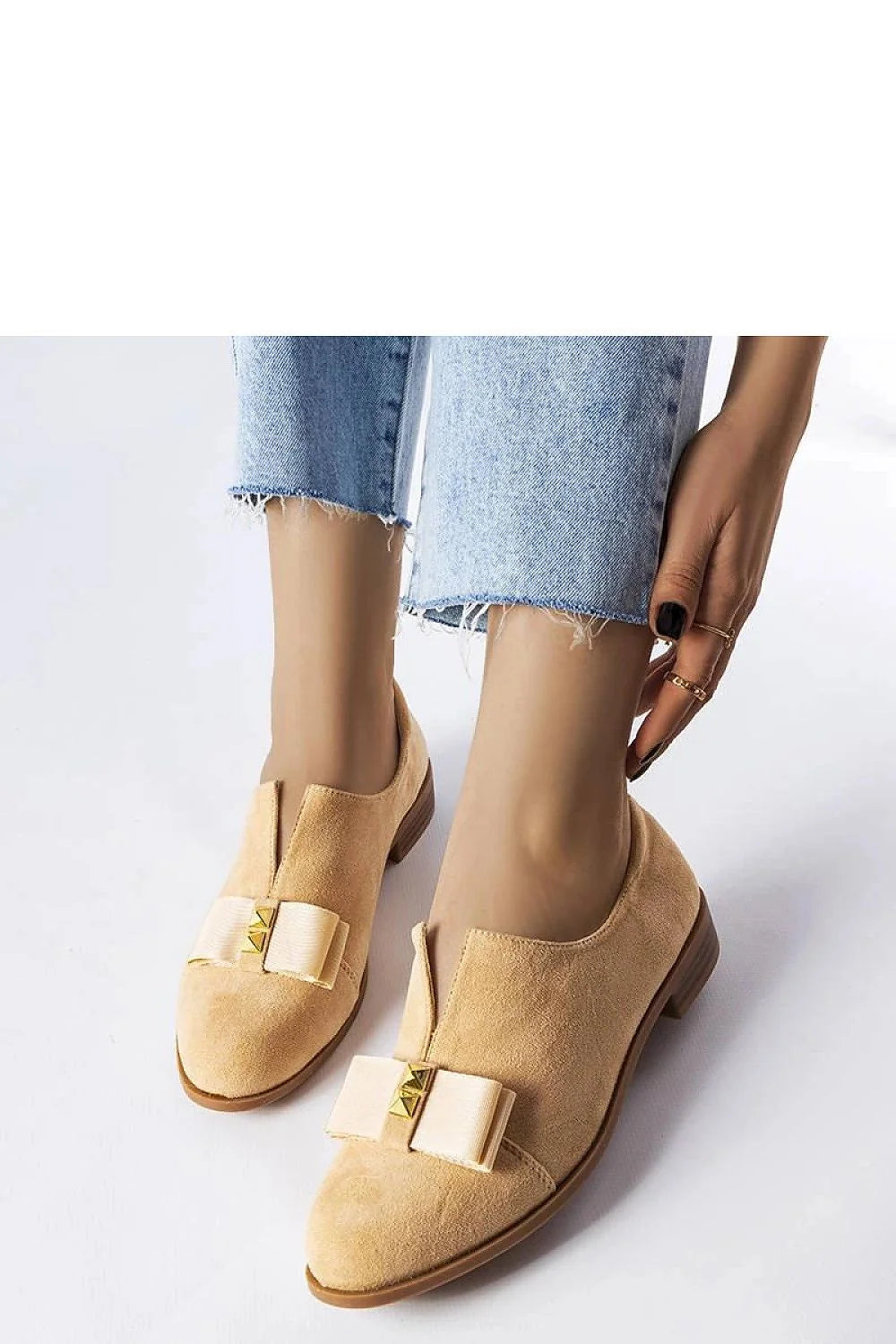 Chaussures basses élégantes pour femmes, design classique intemporel, matériaux luxueux, confort maximal, occasions décontractées ou semi-formelles