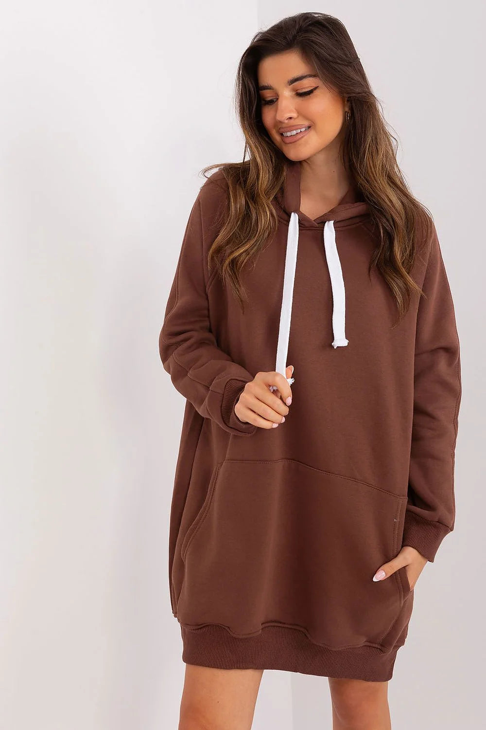 sweatshirt long femme oversize capuche cordons blancs marron chocolat molleton doux coton polyester poche kangourou manches longues côtelées confortable chaud