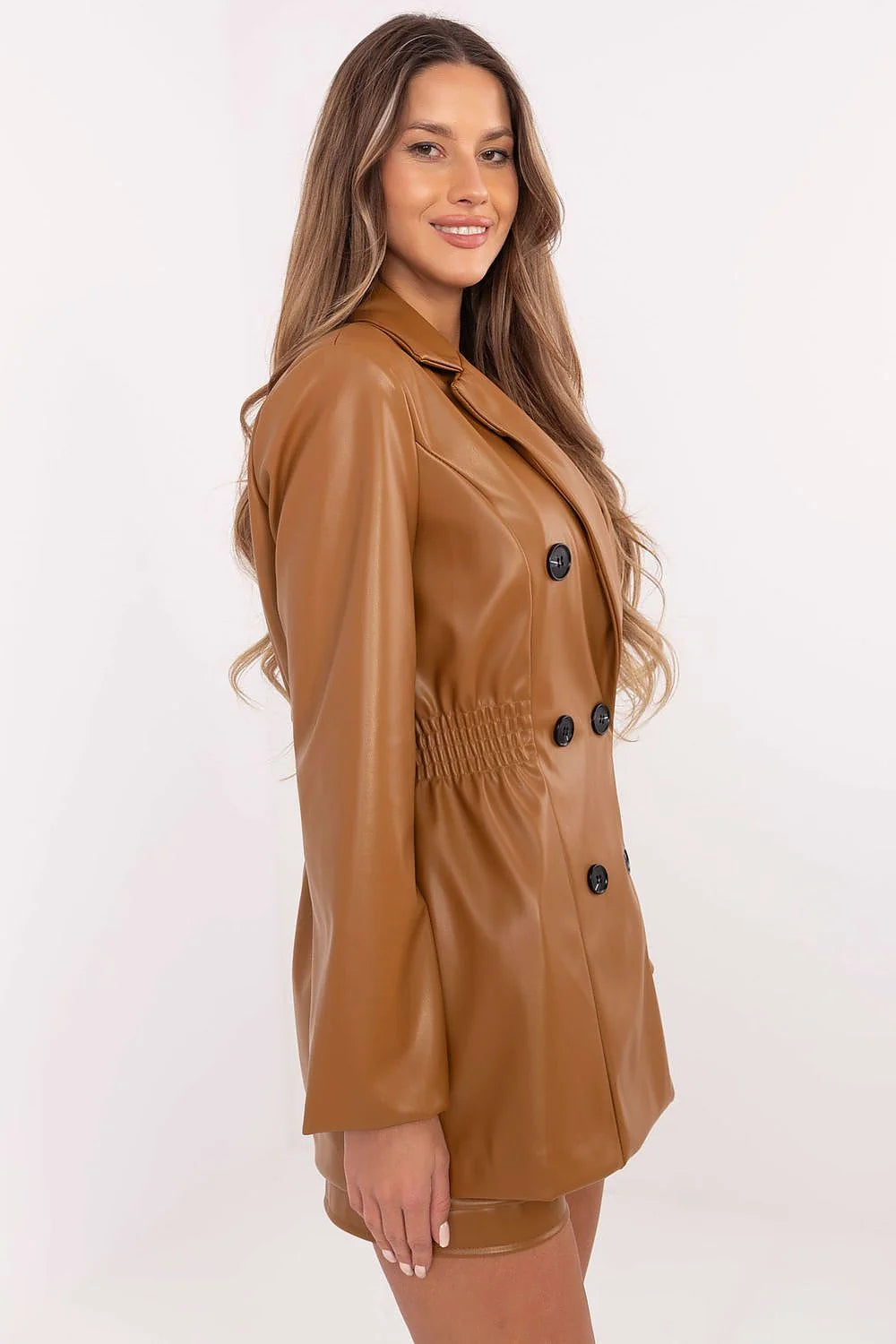 Veste blazer femme en éco-cuir marron camel style classique modernisé longueur standard fermeture double boutons noirs coupe ajustée automne hiver printemps