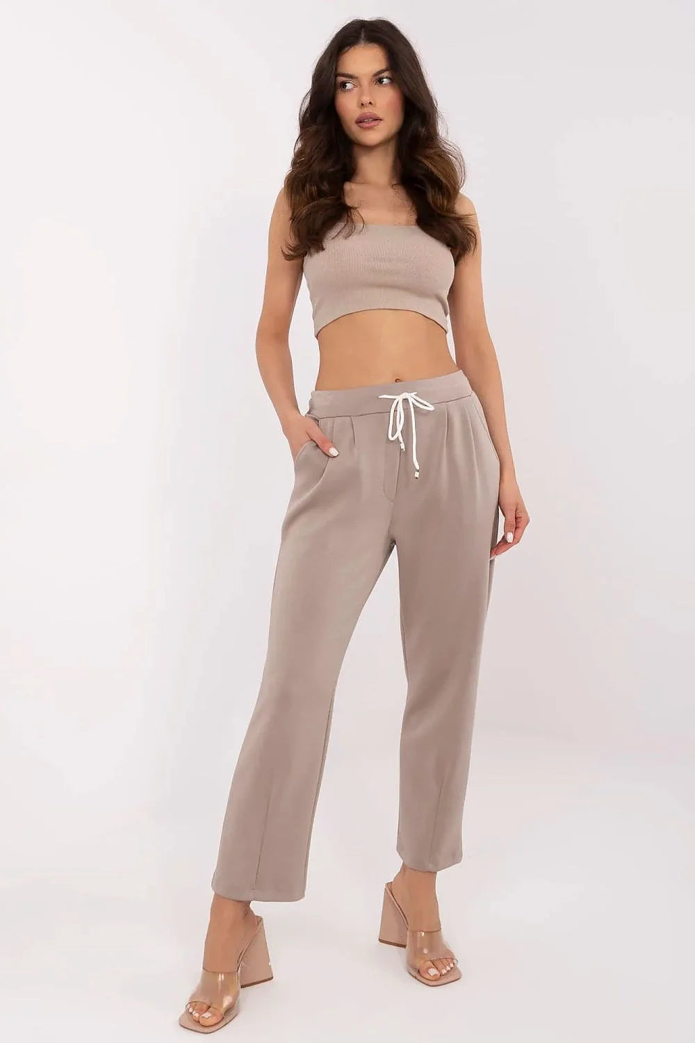 Pantalon survêtement Italy Moda femme, crop top côtelée beige, trousers taupe élastique, mules talons transparents, look moderne chic