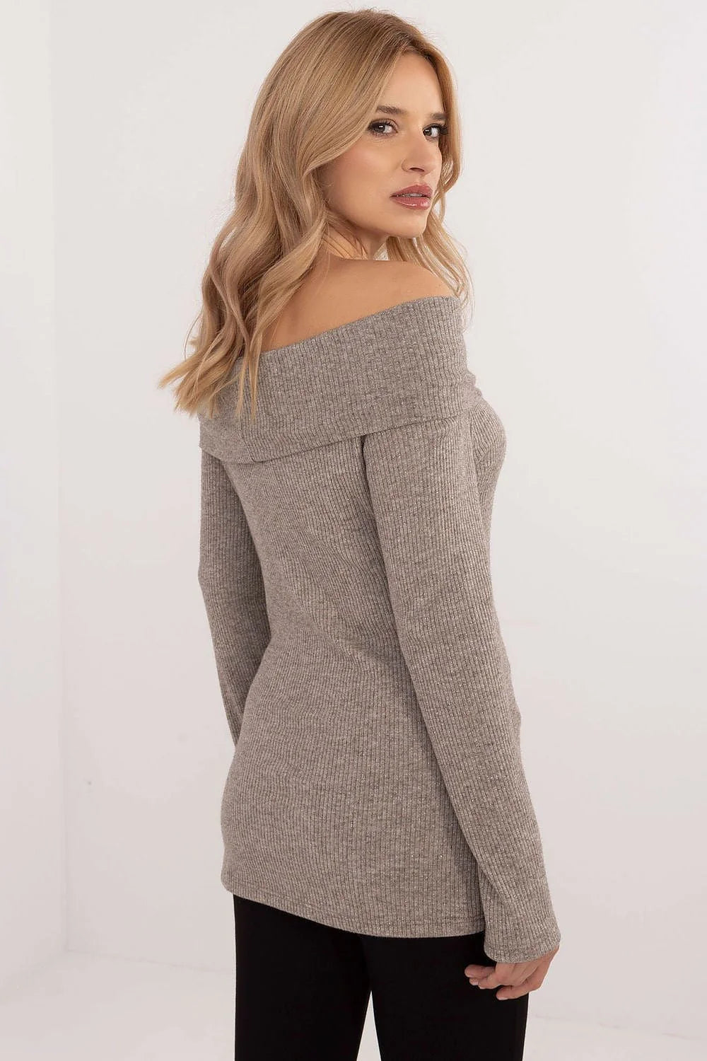 Pull-over féminin Bardot côtelé en viscose élasthanne gris taupe épaules dénudées manches longues évasées