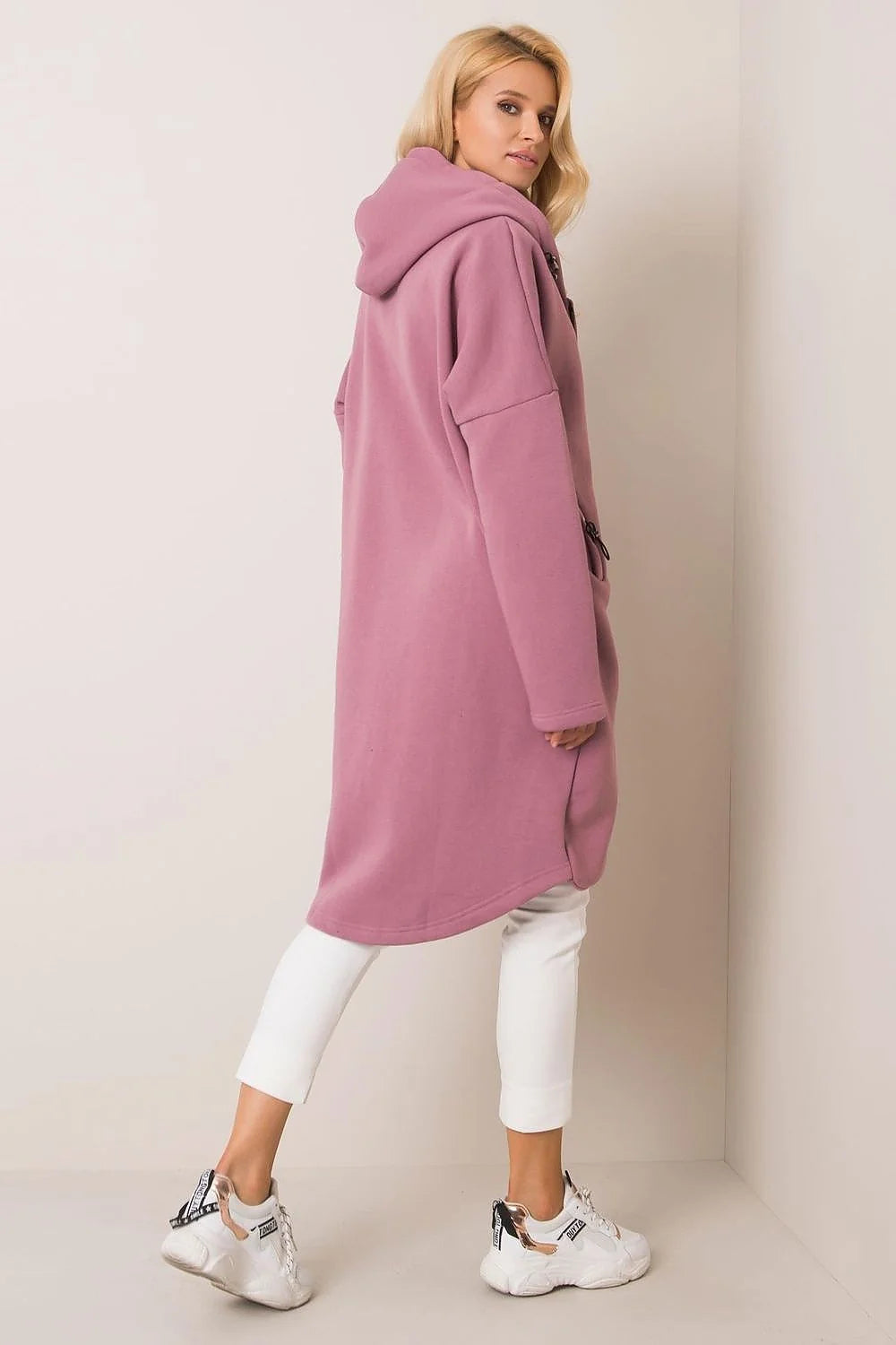 Manteau pour femmes design moderne audacieux couleur fuchsia vif coupe oversize matériau structuré fonctionnalité confort