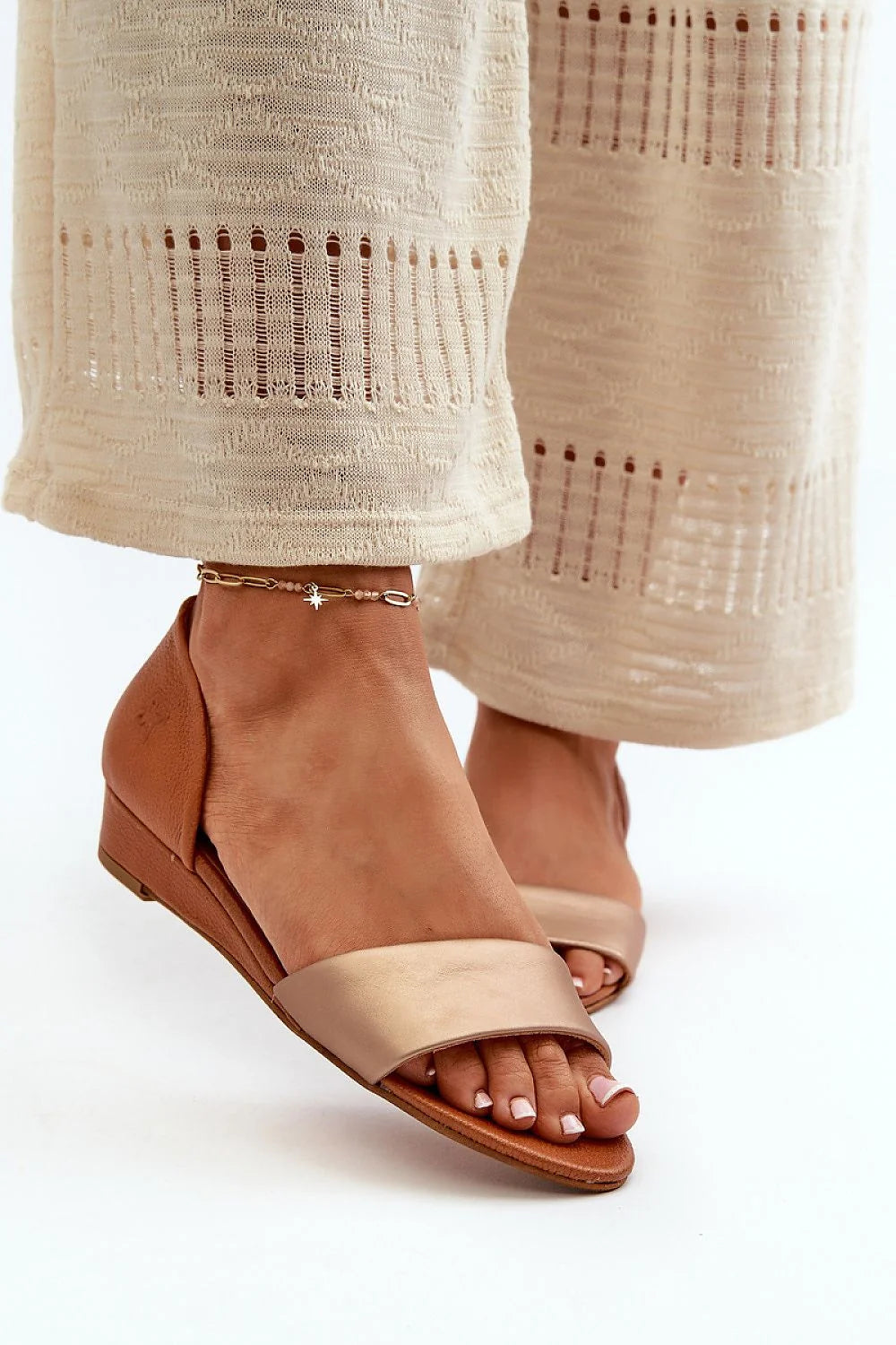 Sandales femmes cuir élégance confort design minimaliste talon compensé haute qualité matière naturelle couleurs intemporelles tailles disponibles style moderne look sophistiqué