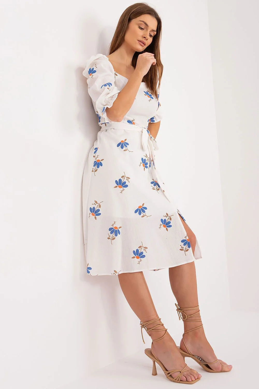 Robe de jour Lakerta mid-length été coupe évasée décolleté carré manches mi-longues motifs floraux coton blanc orange bleu ceinture tissu respirant femmes