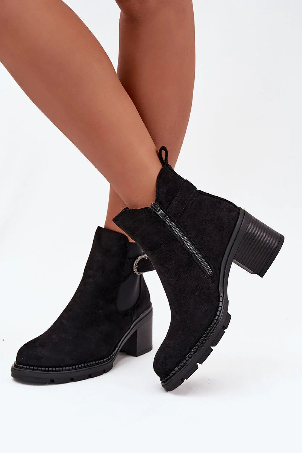 bottines femme suède écologique noire talon bloc pilier cheville doublure fourrure synthétique boucle ovale décorative glissière latérale semelle crantée antidérapante