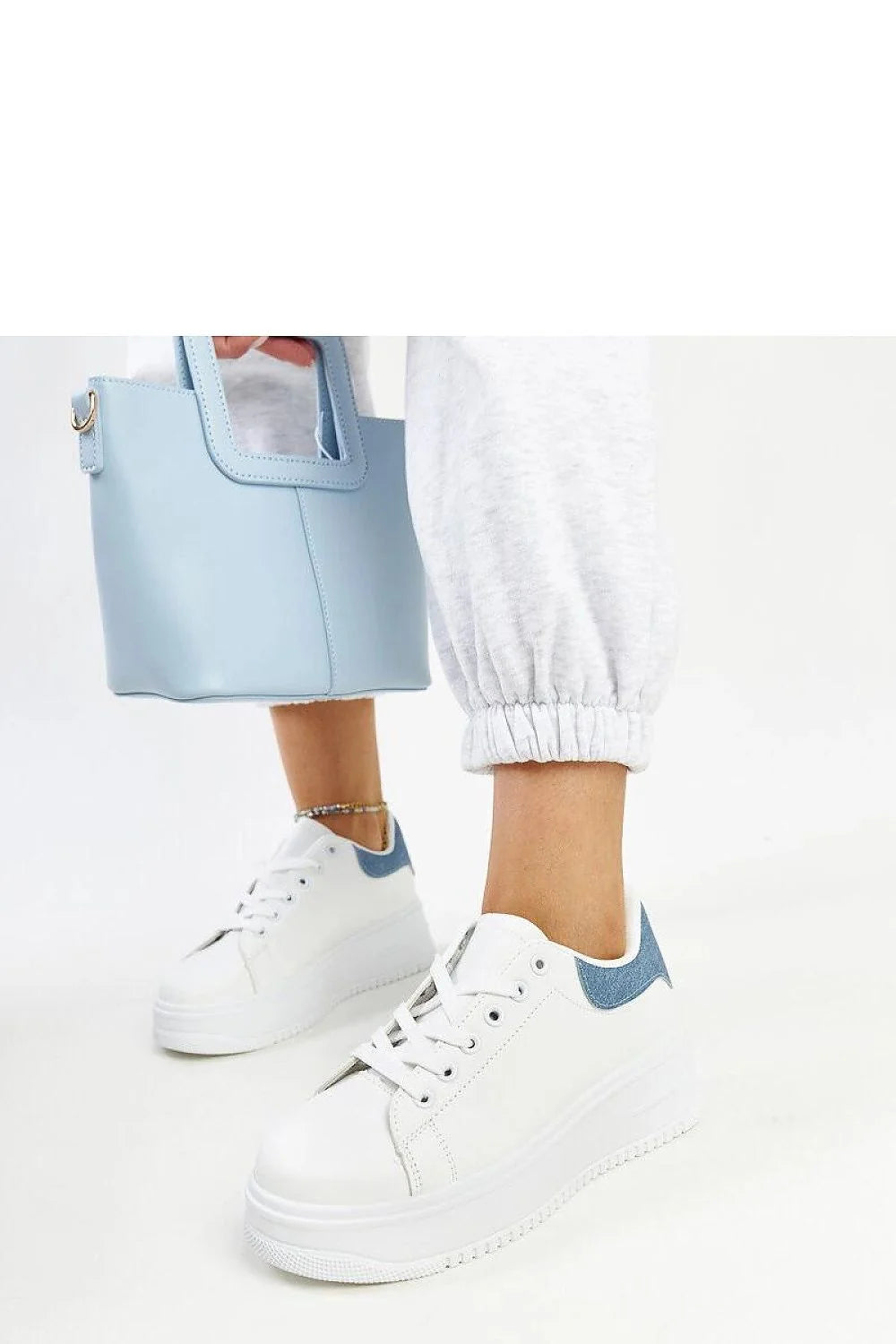 baskets platesforme blanches femme urbaine décontractée confortable synthétique denim bleu talon semelle caoutchouc épaisse texturée antidérapante lacets œillets métalliques minimaliste