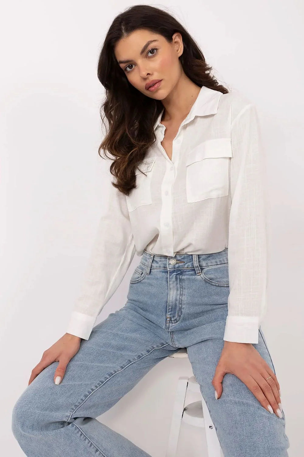 chemise longue blanche lin viscose manches longues ample col classique boutons poignets boutonnés poches poitrine voile léger translucide texturé respirant