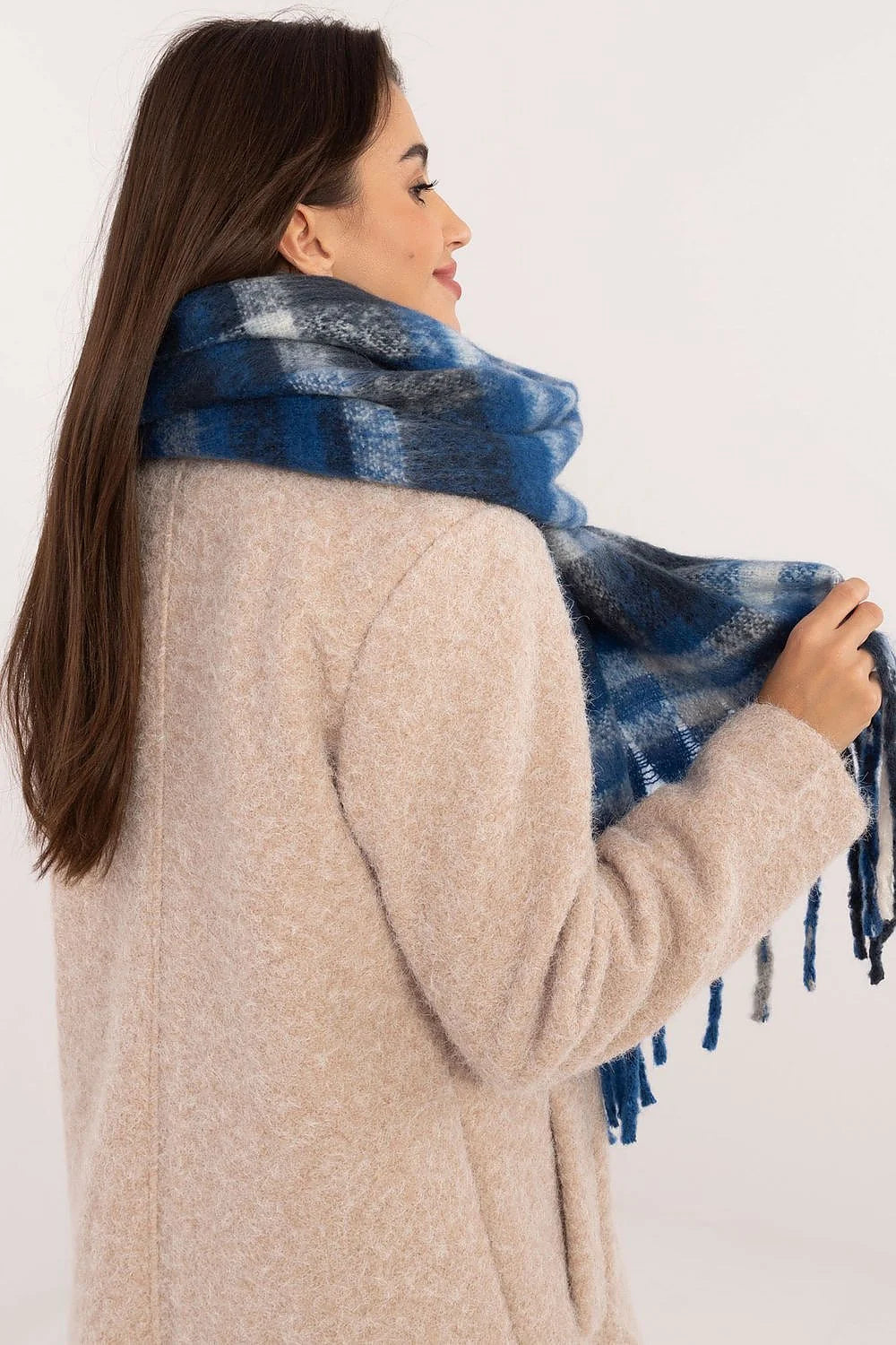 Écharpe en laine motif carreaux bleu gris blanc longue franges femmes hiver élégance mode accessoire polyvalent