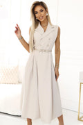 Robe élégante couleur beige coupe ajustée ceinture intégrée sans manches style intemporel occasion professionnelle femme