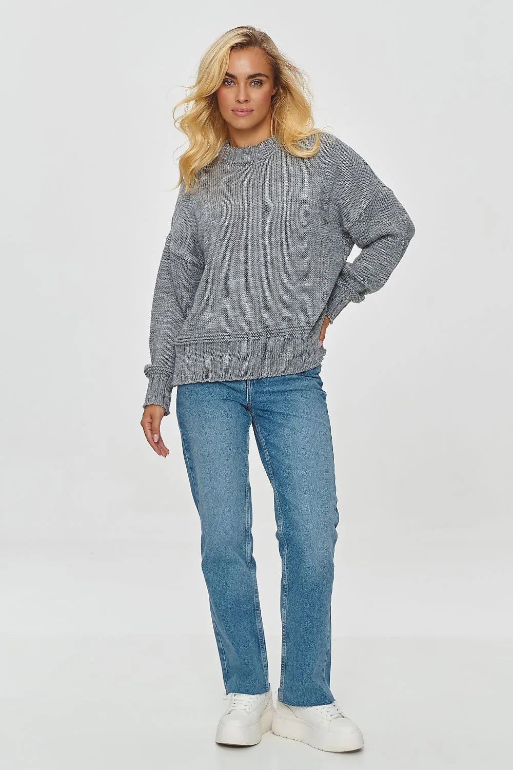 Chandail Makadamia pour femme style moderne couleur grise matériau confortable coupe ample manches longues neckline rond