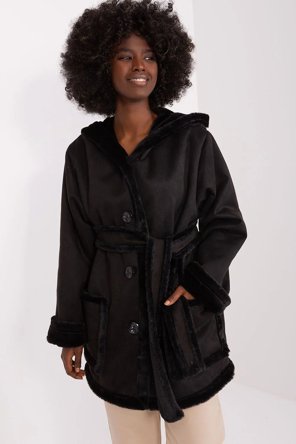 manteau Lakerta mi long femme capuche suédine noire fausse fourrure doublure bordures boutonnage ceinture nouer coupe droite ample poches plaquées