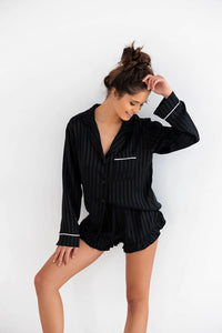 Pyjama polyester viscose noir rayures col revers manches longues short volants poche poitrine sophistiqué moderne détente femme