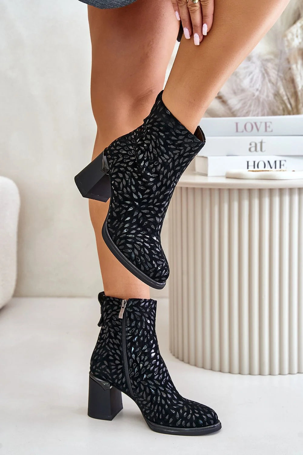 Bottes à talons épaisses élégantes pour femme en daim naturel, style semi-classique, motif gouttelettes argentées, talon carré 7,5 cm, confort et style pour tenues décontractées ou habillées