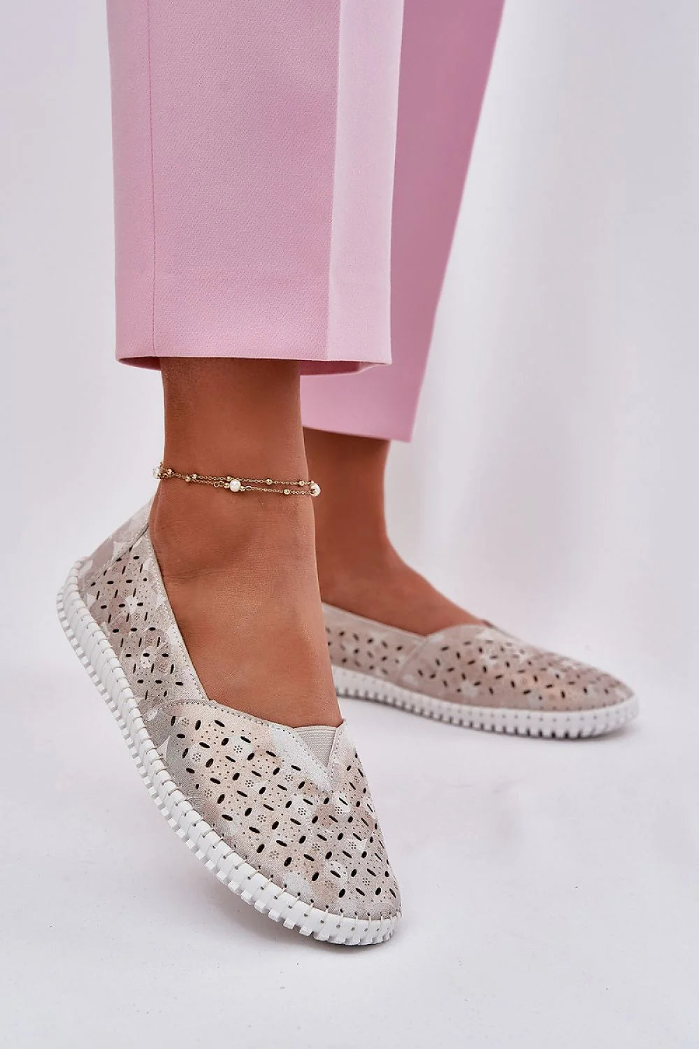 Chaussures basses en daim naturel pour femmes, style décontracté, motif ajouré fleuri, semelle blanche en caoutchouc, confort toute la journée