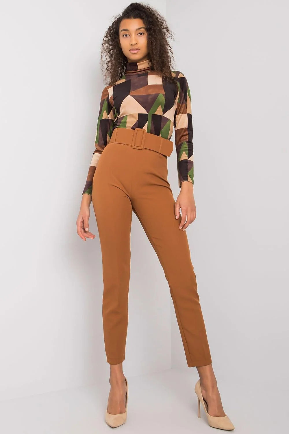 Pantalon femme polyester taille haute rétro moderne ceinture intégrée silhouette élégante confort mode intemporel