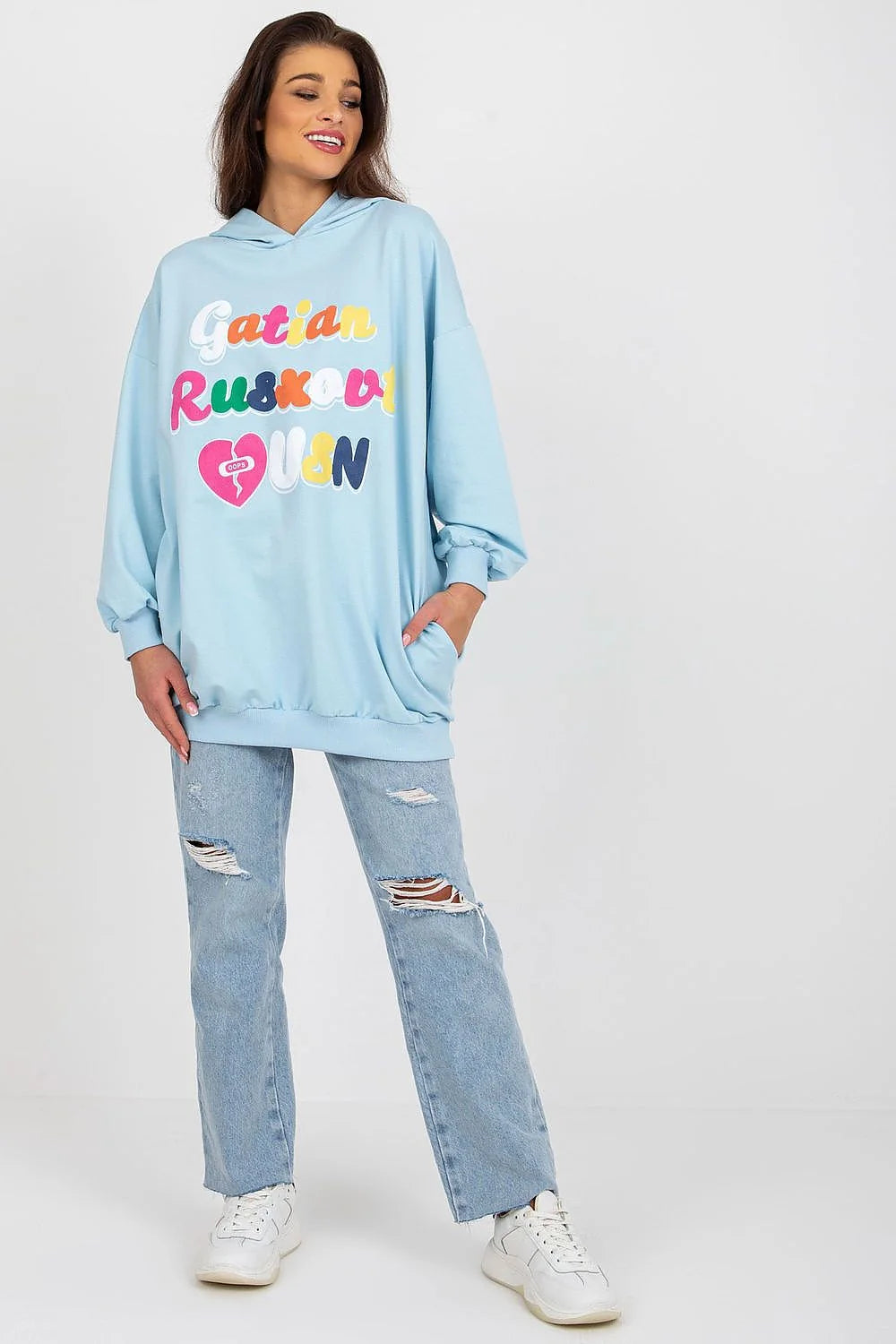 sweatshirt femme capuche oversize bleu ciel lettrage multicolore motif coeur poche kangourou molleton douceur coton élasthanne manches bouffantes poignets côtelés
