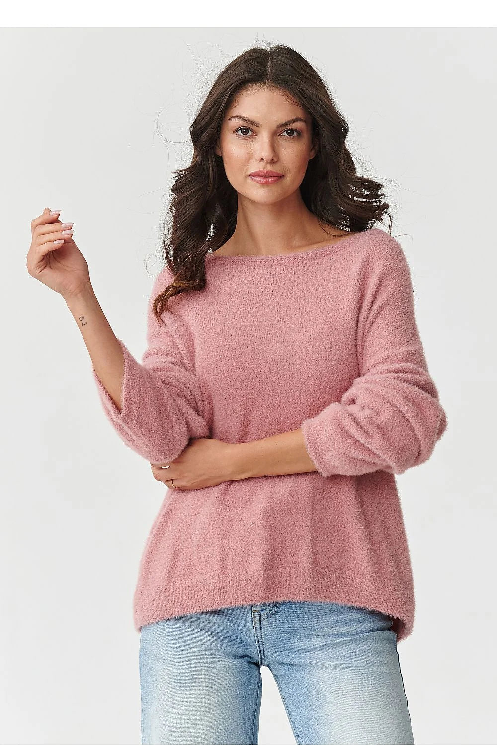 pull femme oversize col bateau maille pelucheuse rose poudré coupe longueur hanches manches bouffantes poignets côtelés chaud confortable chic polyvalent