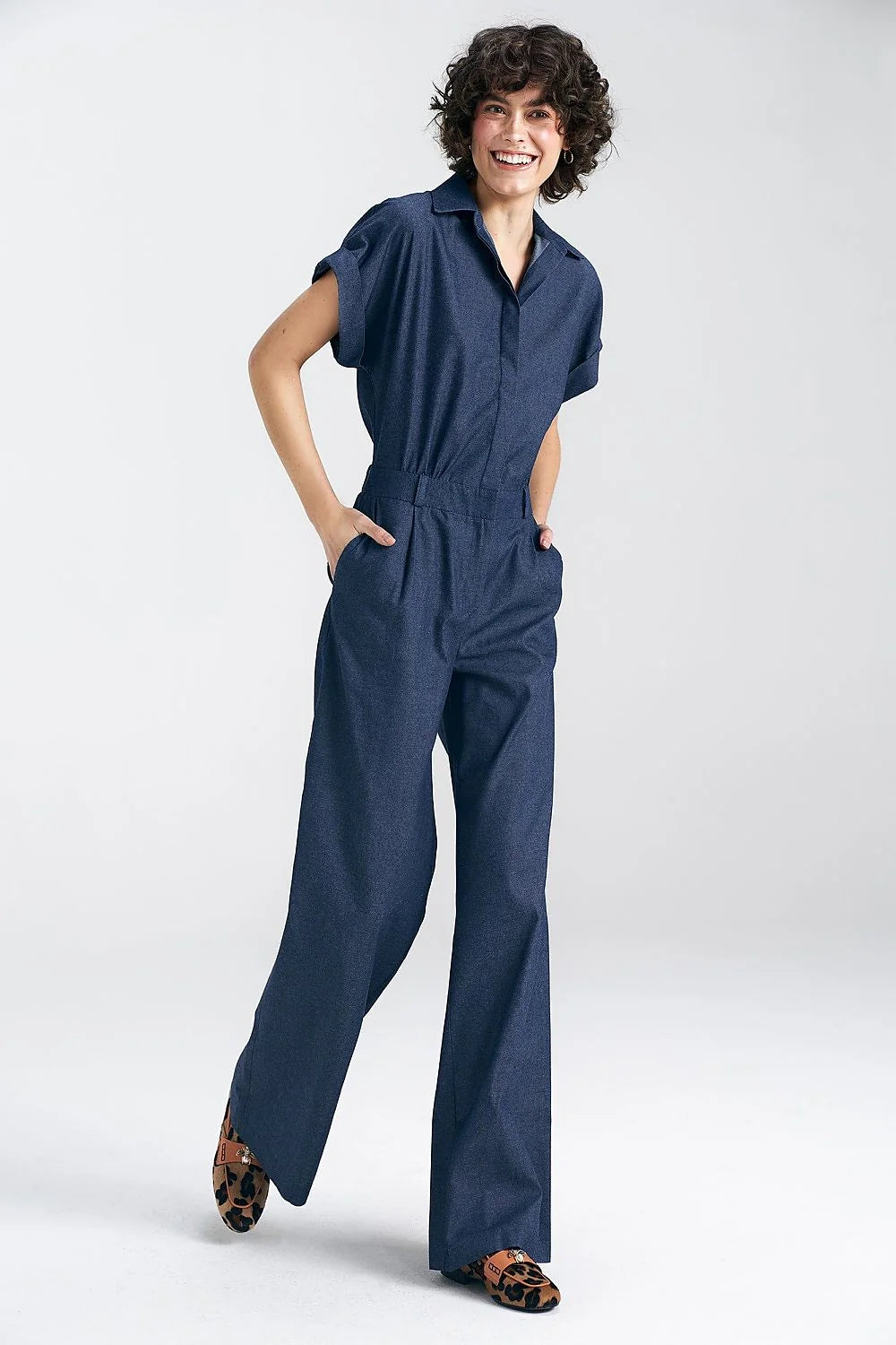 Combinaison Nife en denim fin 100% coton bleu indigo design moderne coupe ample manches courtes col classique poches latérales fonctionnalité élégance