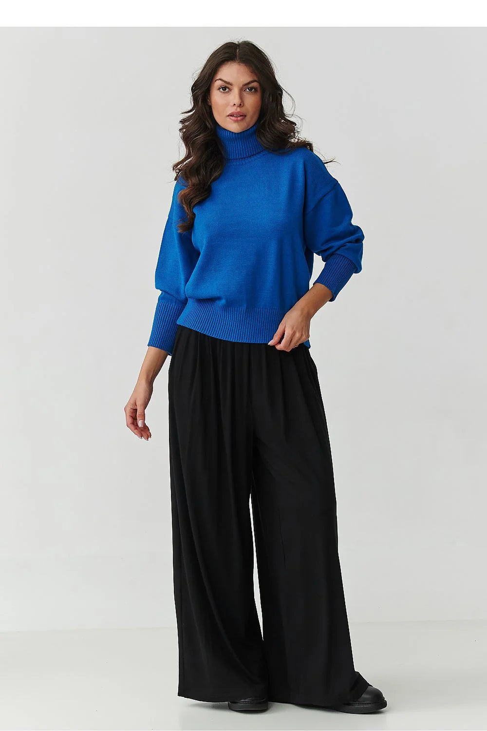 pull col roulé femme maille bleu roi oversize coupe ample épaules tombantes manches longues poignets côtelés bords côtes douce élégante