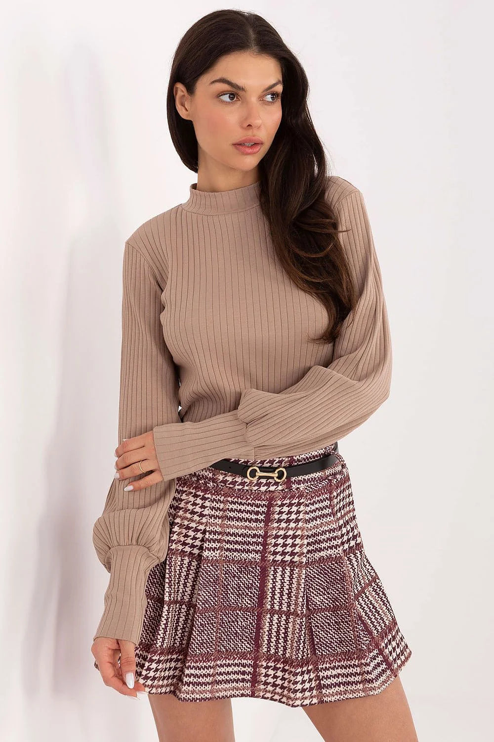 chemisier beige taupe élégant quotidien décontracté coton élasthanne doux confortable semiajusté manches bouffantes poignets allongés col montant finitions chics silhouette