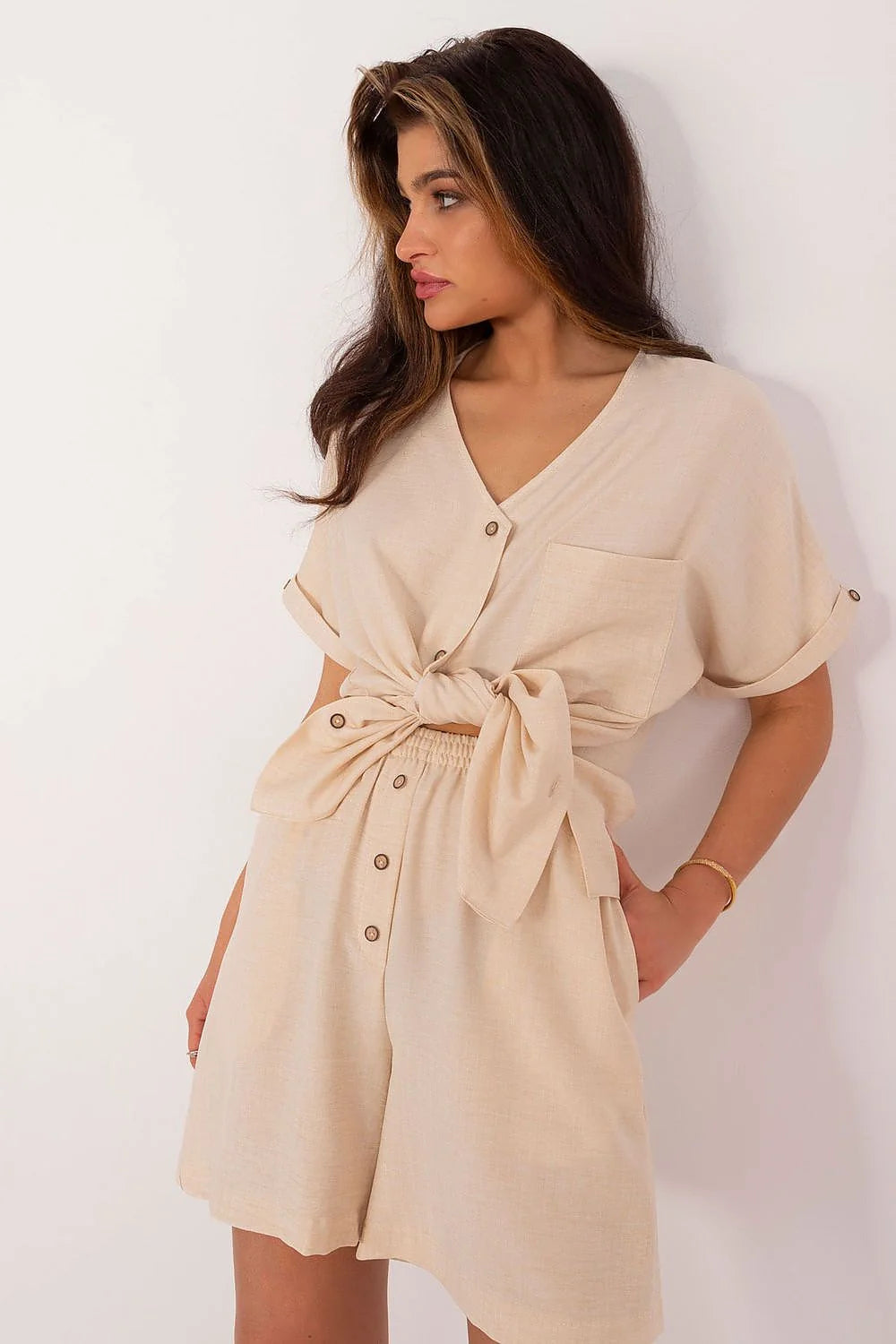 ensemble Lakerta femme beige clair estival chemise manches courtes col V poche poitrine short taille haute évasé lin