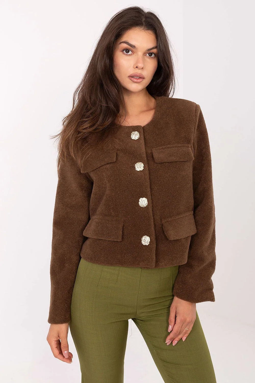 blazer femme court marron chocolat bouclé effet laine coupe boxy droite col rond manches longues boutons dorés sculptés poches rabat