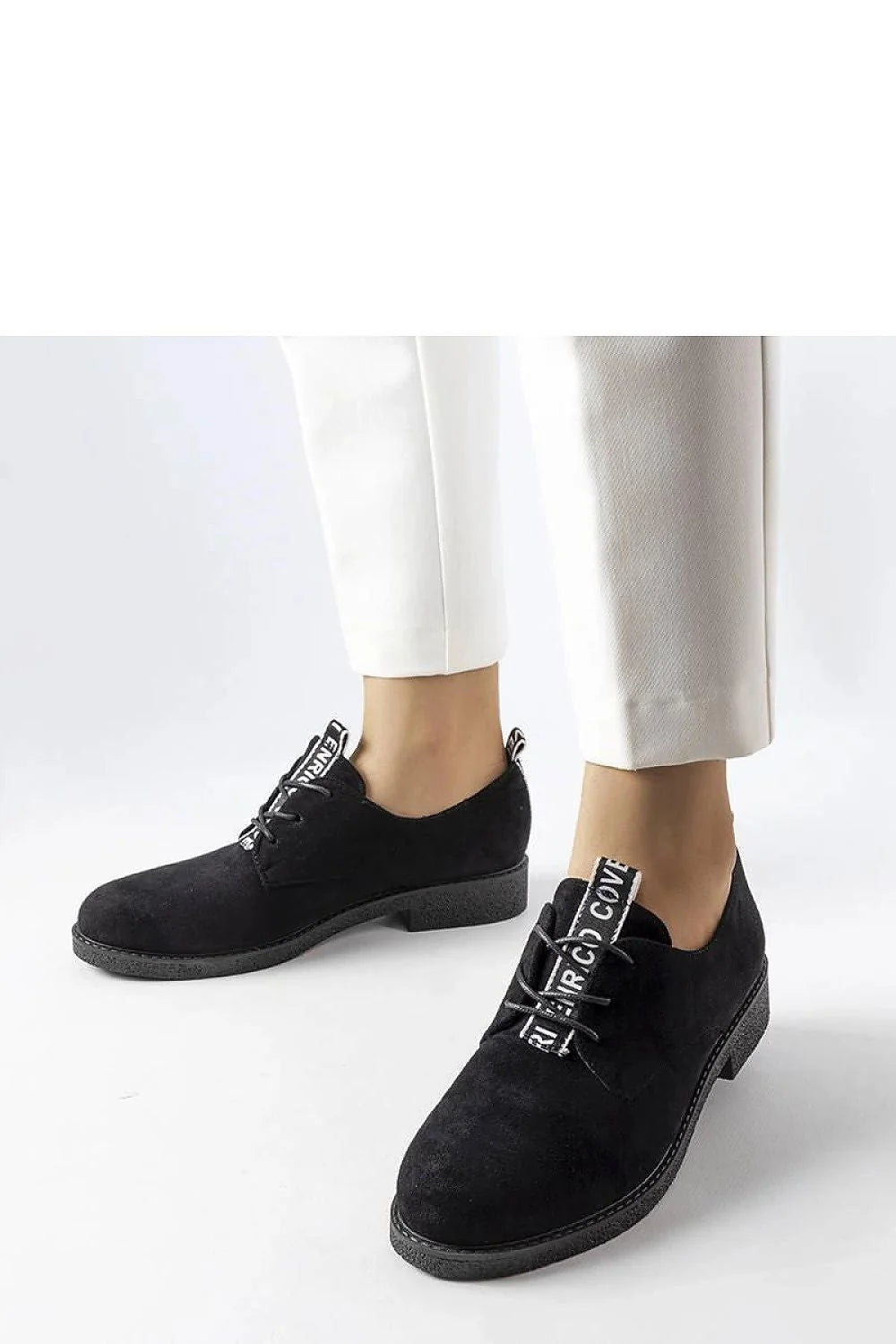 baskets derbies femme noires daim écologique minimalistes modernes élégantes confortables semelle caoutchouc antidérapante lacets cuir siglés silhouette ajustée