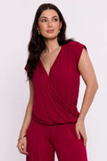 Chemisier Be Wear pour femmes élégant moderne coupe fluide drapée encolure V croisée manches courtes tissu doux couleur framboise profonde versatile casual formel