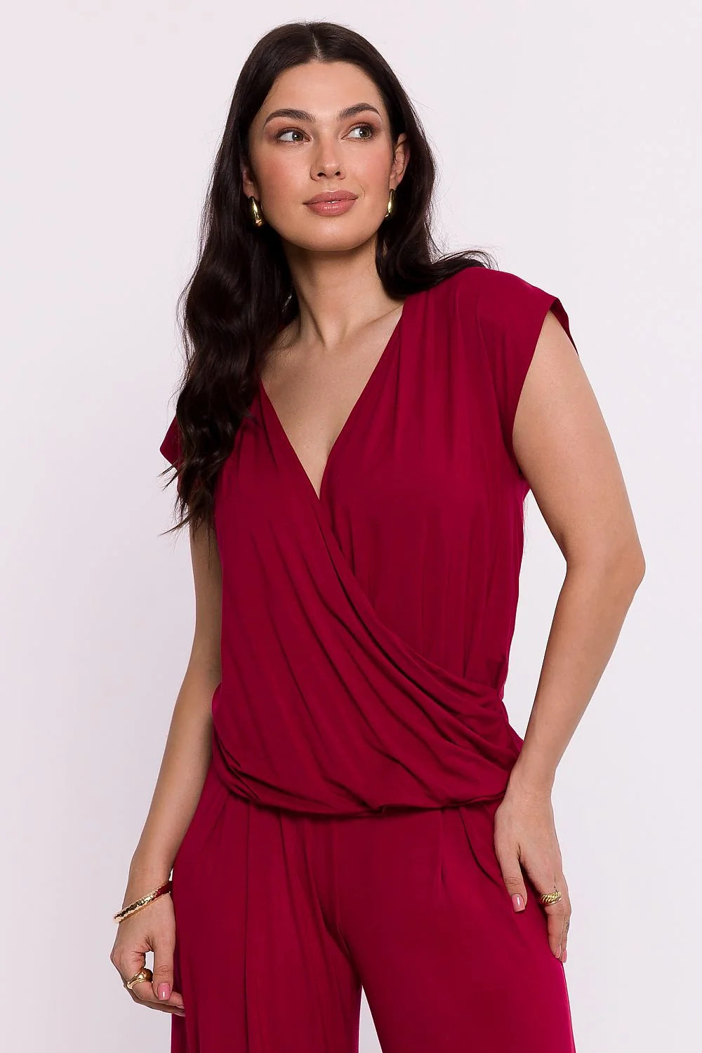 Chemisier Be Wear pour femmes élégant moderne coupe fluide drapée encolure V croisée manches courtes tissu doux couleur framboise profonde versatile casual formel