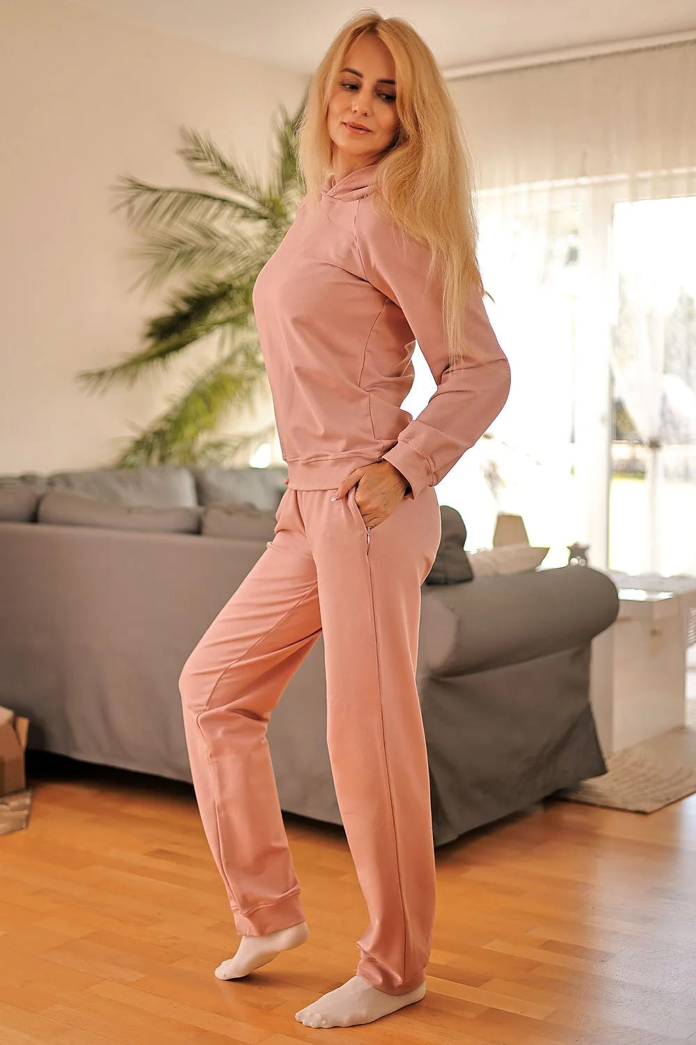 Ensemble de détente pour femme en coton élasthanne, couleur rose pastel, hoodie à capuche et pantalon assorti, style sportswear chic, taille élastiquée, confort optimal