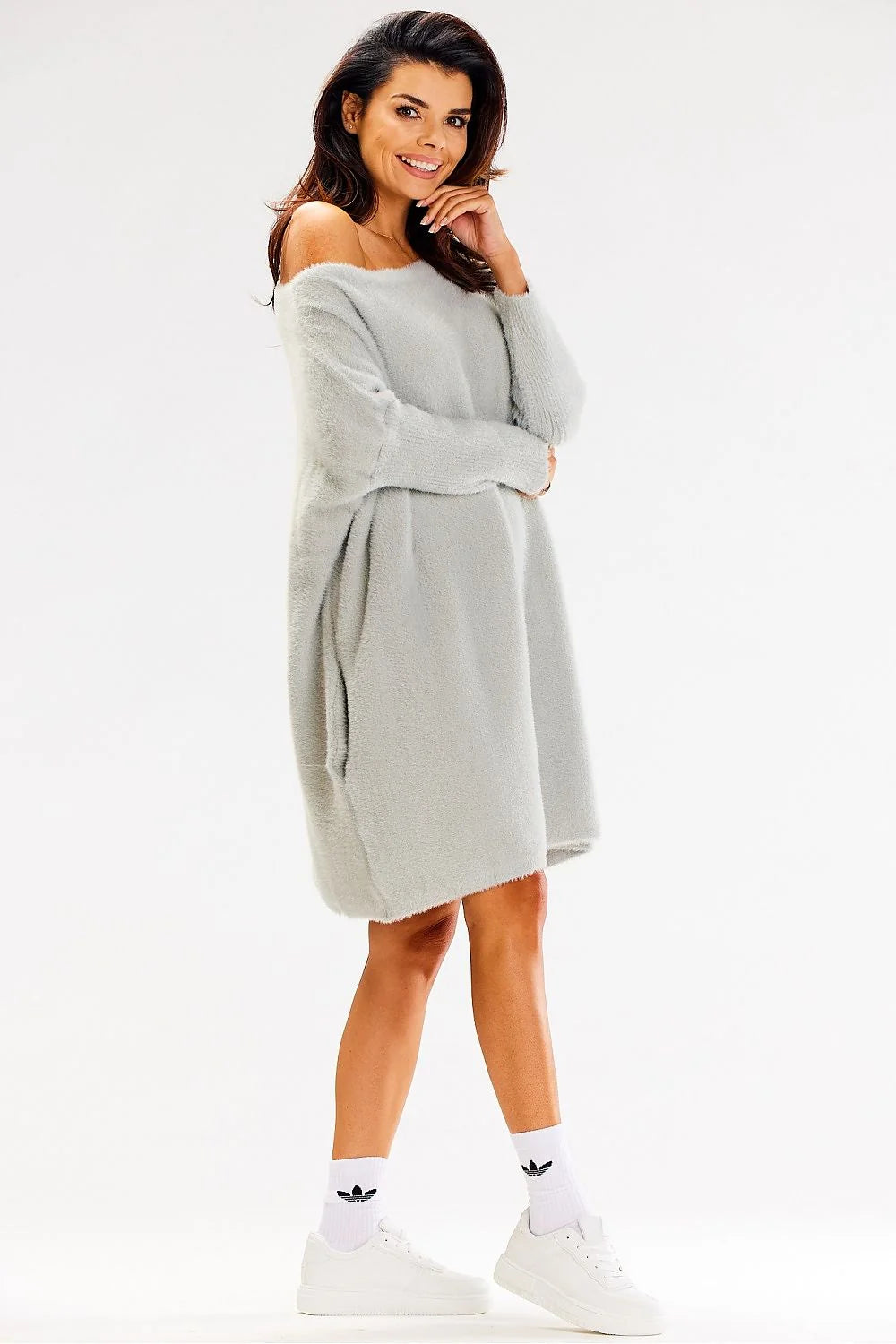 robe pull oversize femme épaules dénudées coupe ample mi cuisses maille pelucheuse gris clair manches longues poches latérales cosy