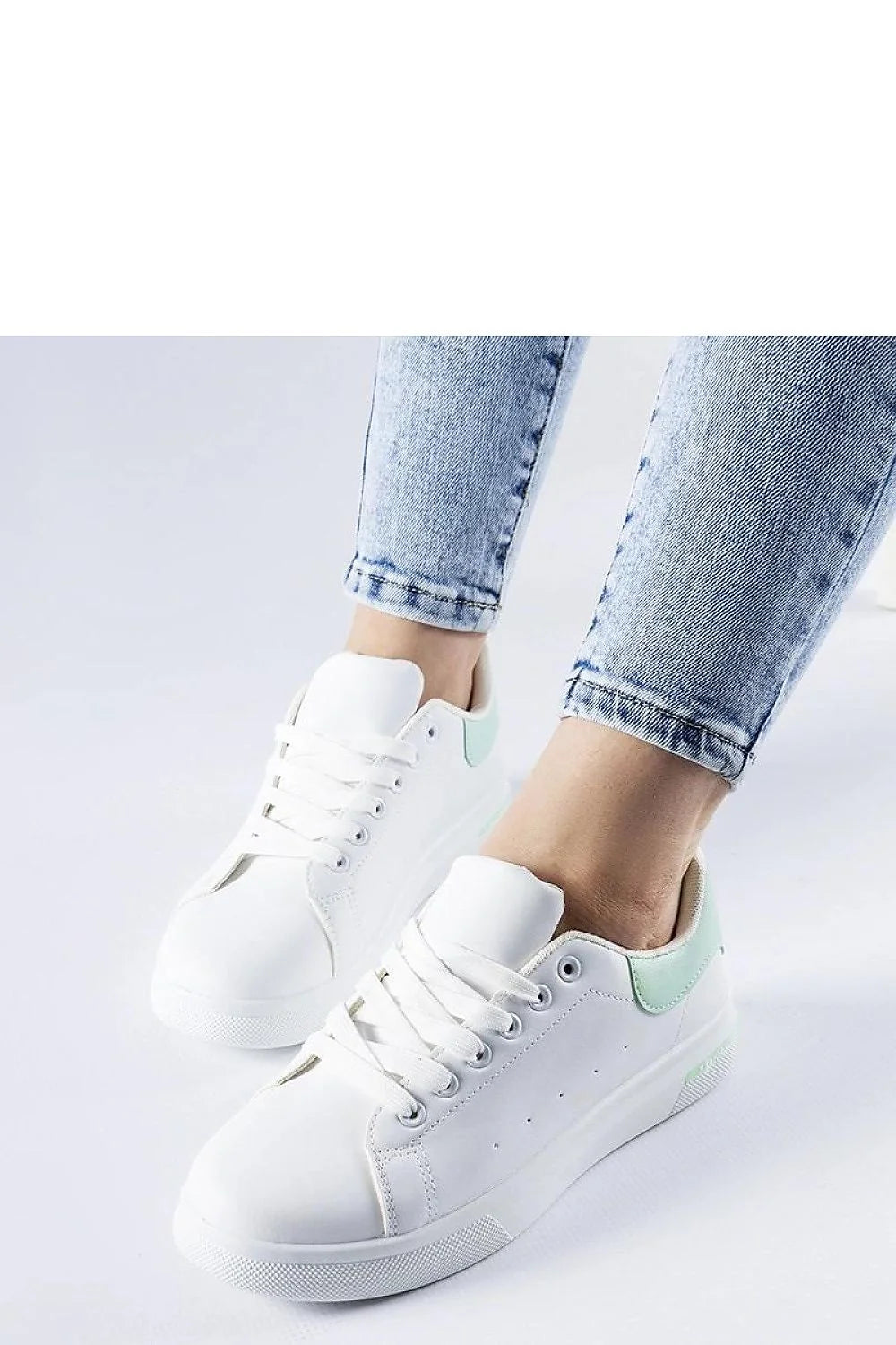 Sneakers pour femme design moderne épuré tige cuir synthétique blanc contrefort menthe lacets sécurisés semelle caoutchouc blanche perforations décoratives
