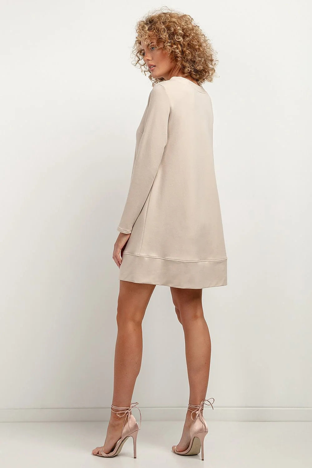 Robe de jour Tessita en maille beige clair manches longues col monté coupe trapèze genou longueur élégance quotidienne