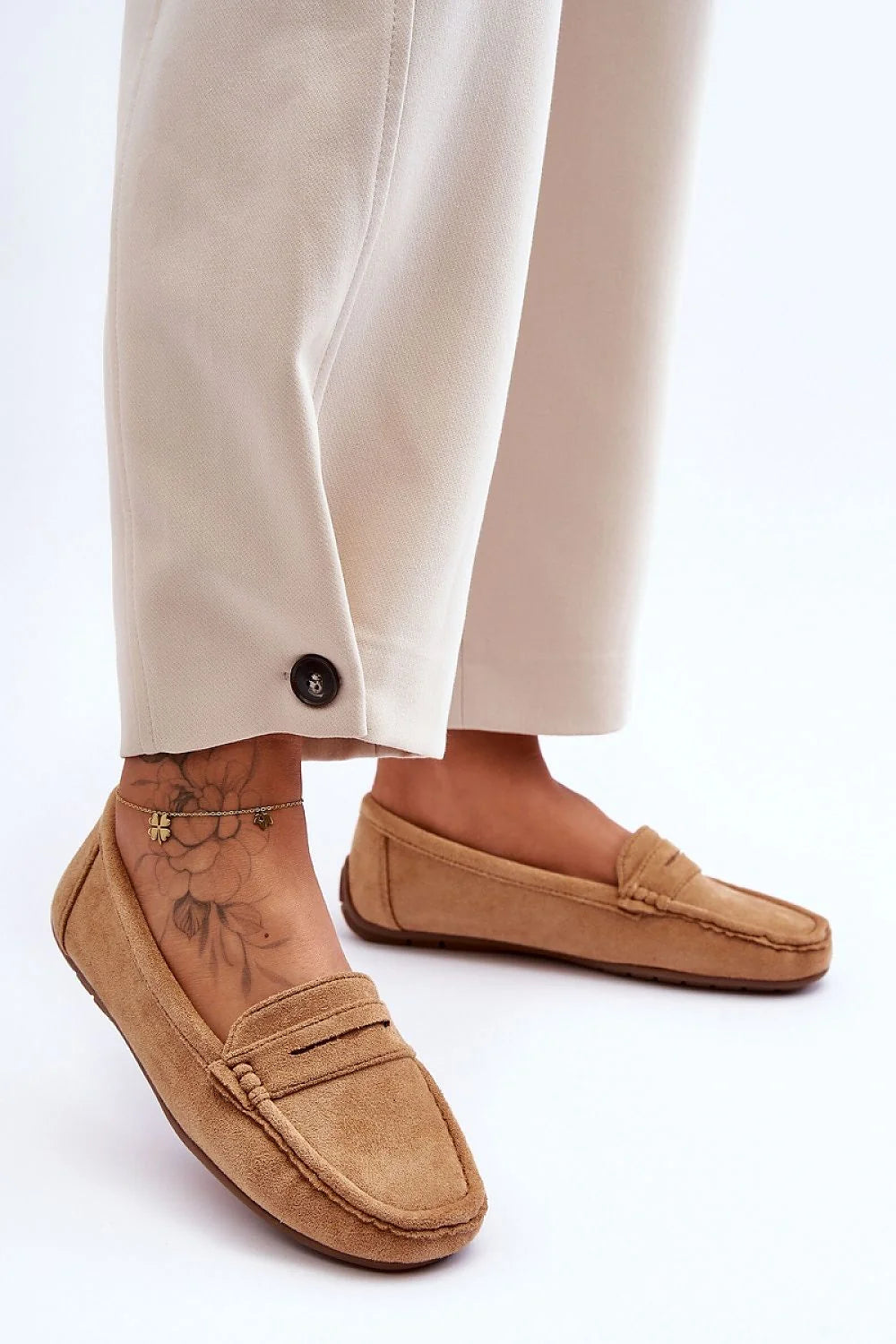 Mocassins classiques pour femmes en éco-suede beige camel, design épuré, semelle antidérapante, confort maximal, style casual-chic, idéal pour tenues élégantes
