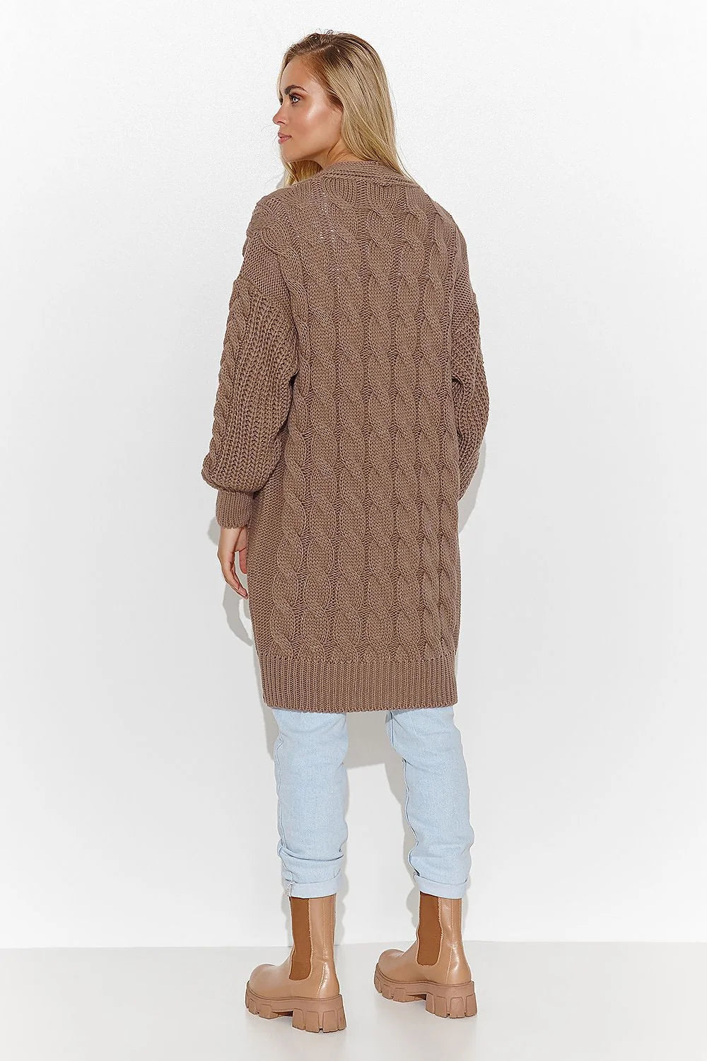 cardigan long tricoté torsadé oversize mi cuisses encolure V bouton doré manches bouffantes poches plaquées cosy chaud taupe élégant confortable