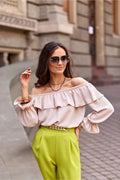 Chemisier Roco Fashion épaules nues volants larges manches longues couleur beige pantalon vert vif ceinture dorée