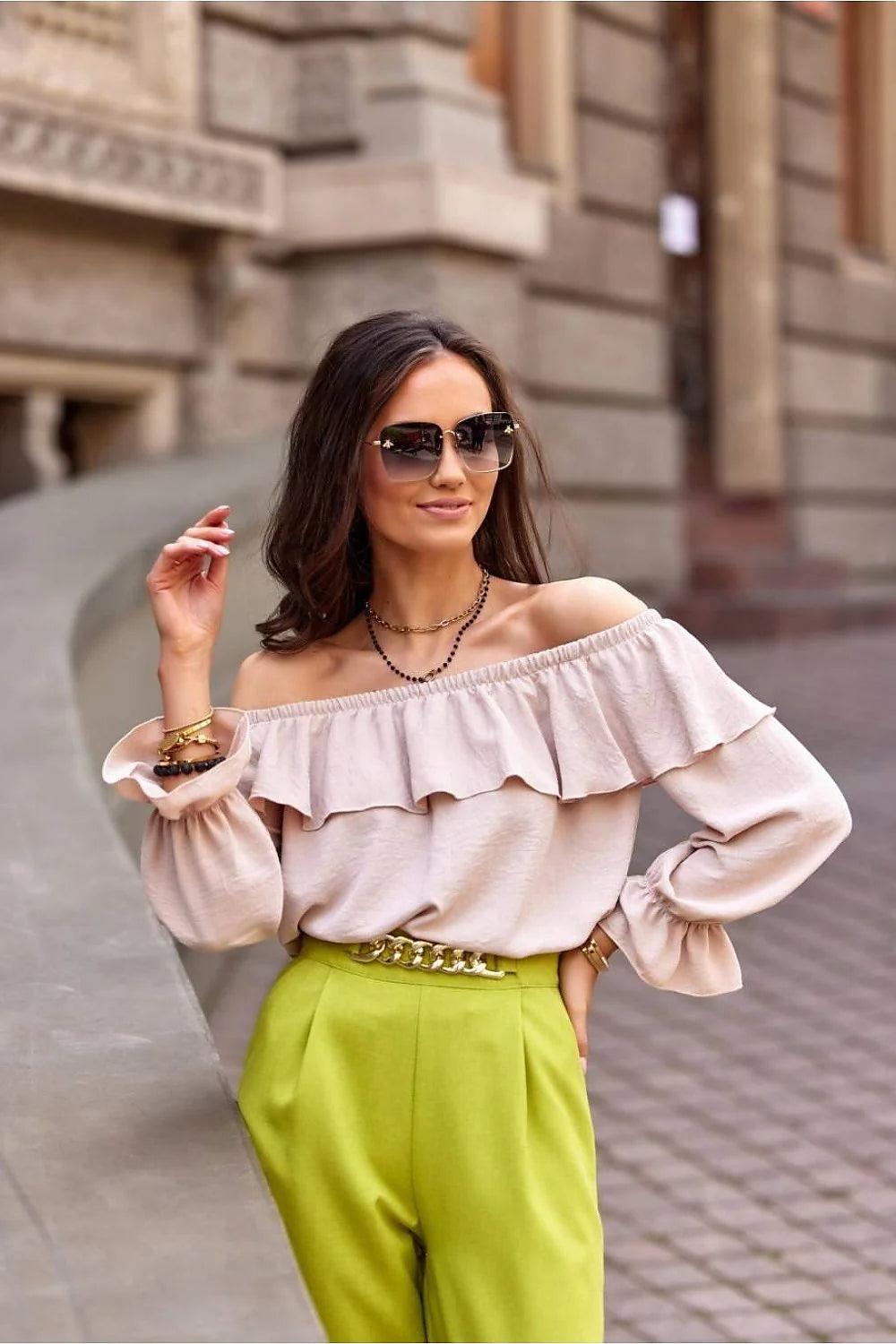 Chemisier Roco Fashion épaules nues volants larges manches longues couleur beige pantalon vert vif ceinture dorée
