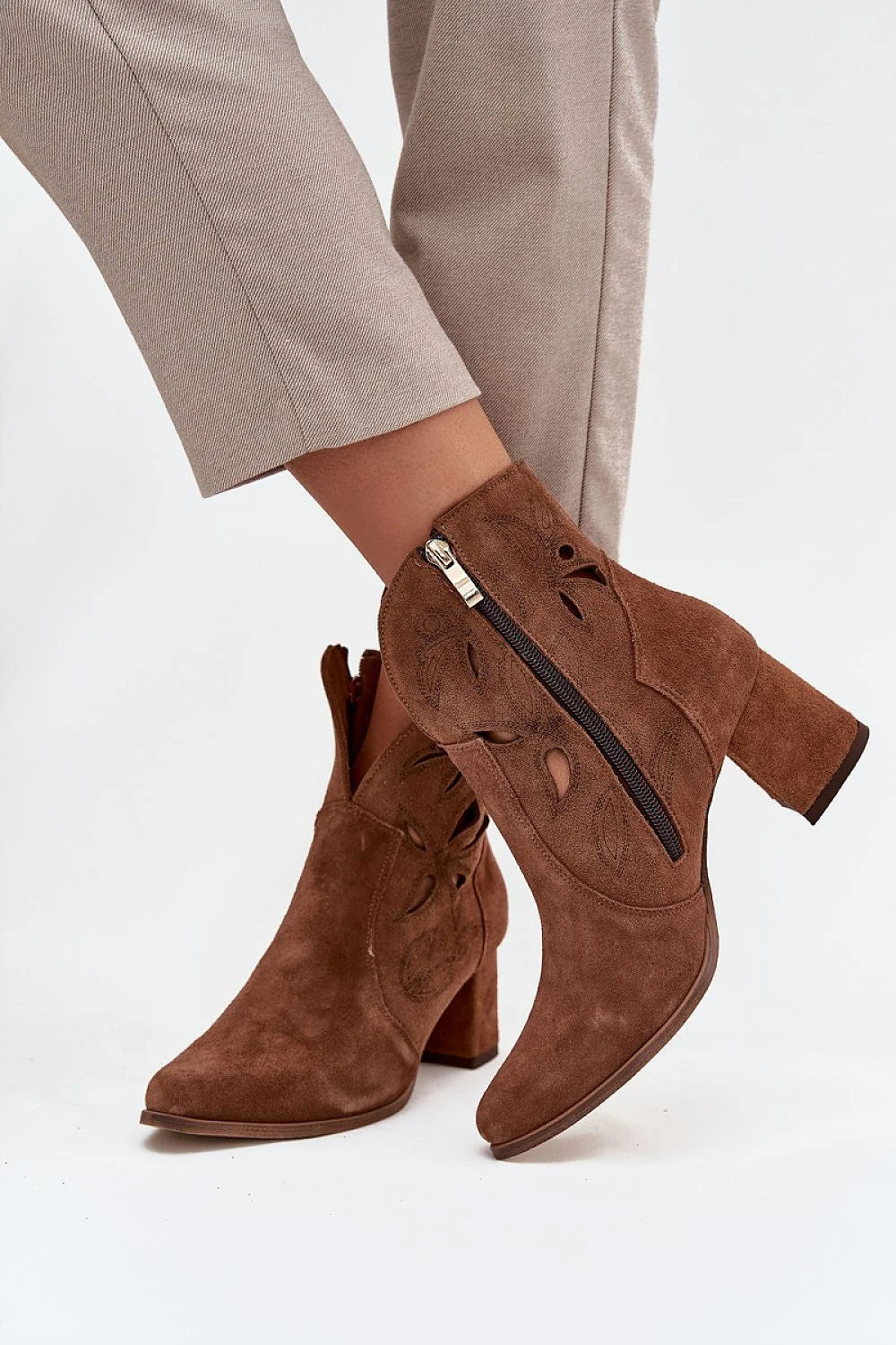 bottines femme daim marron suédé broderies florales découpes ajourées talon poteau moyen stable pointues fermeture éclair latérale dorée semelle confortable