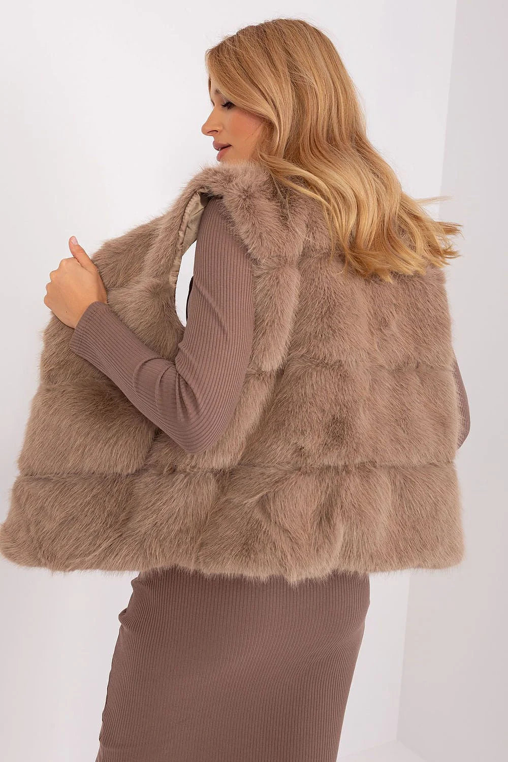 Gilet sans manches en fausse fourrure taupe, style moderne élégant, coupe confortable, occasions multiples, femmes