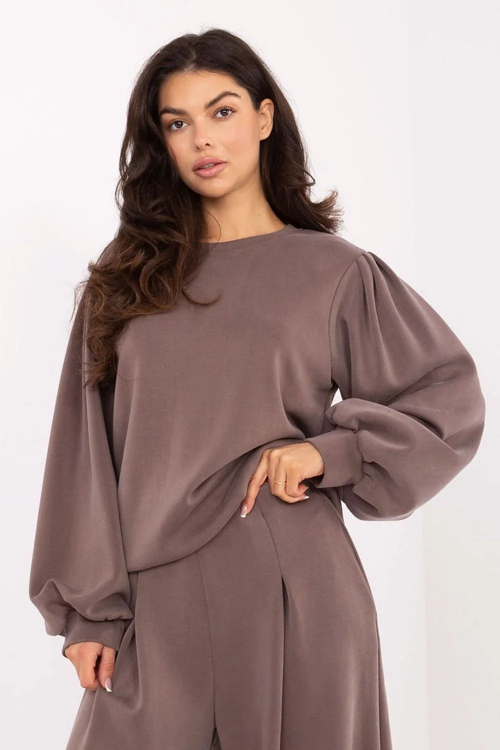 sweatshirt femme oversize manches bouffantes col rond douceur drapé fluide taupe mauve palazzo pantalon taille haute ourlet long élégant décontracté