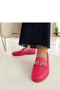 Mocassins femme rose vif design moderne style élégant cuir synthétique semelle naturelle doré métal chaîne occasion estivale