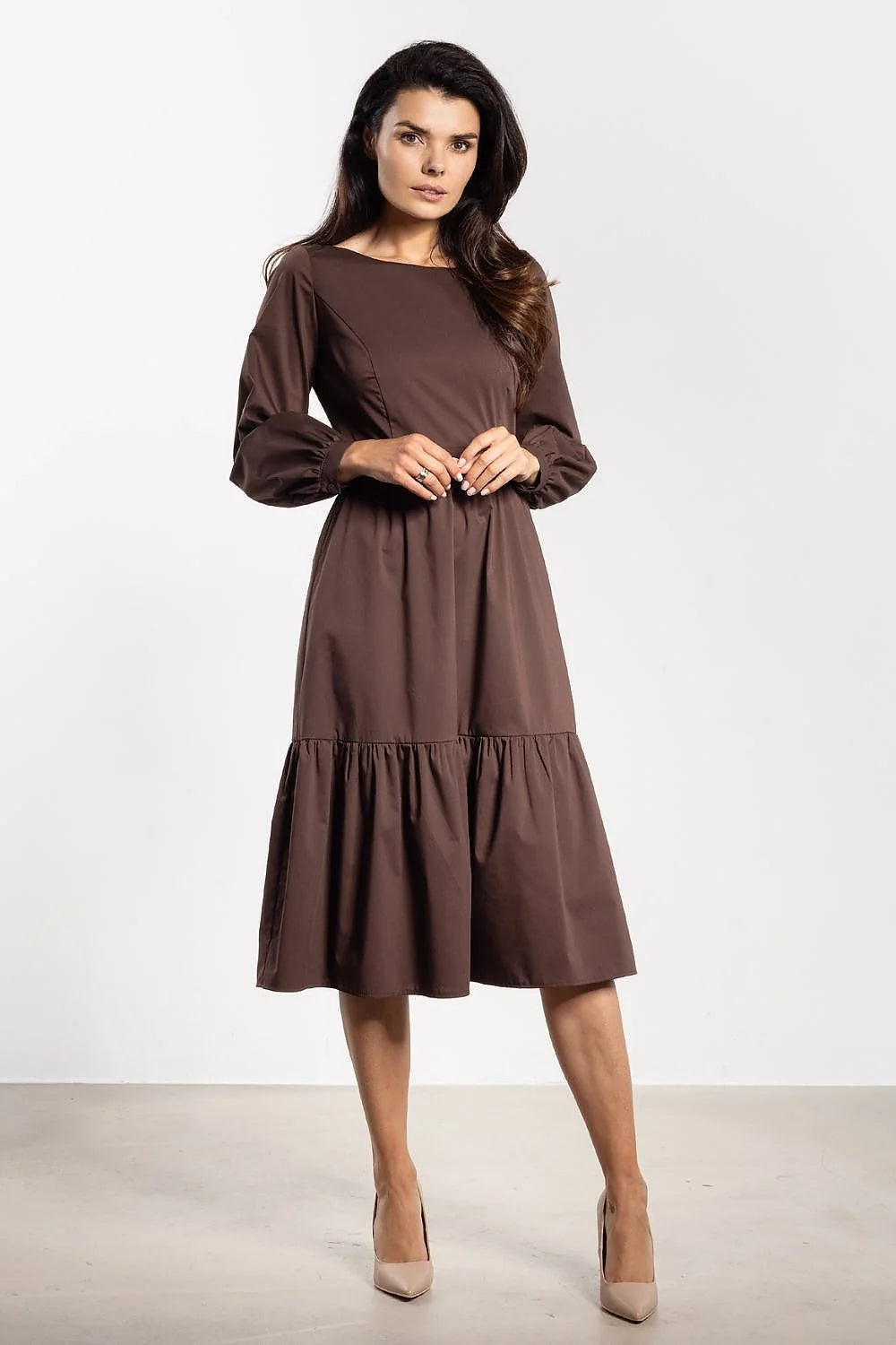 robe midi marron trapèze taille marquée jupe volant ourlet froncé tissu structuré léger décolleté bateau manches longues bouffantes