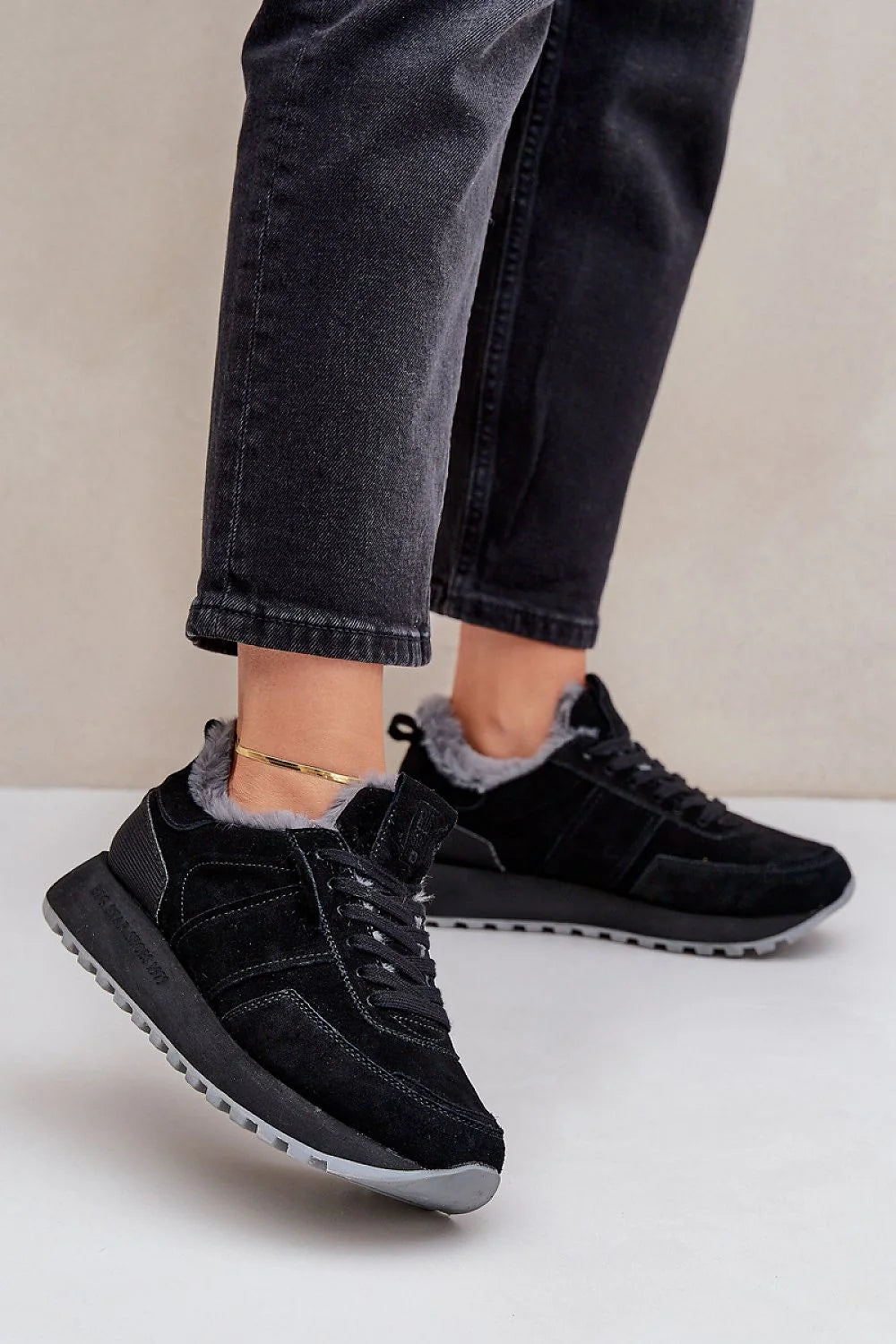 Chaussures de sport femmes design moderne épuré tige basse suède noir fourrure synthétique semelle Hi-Poly System
