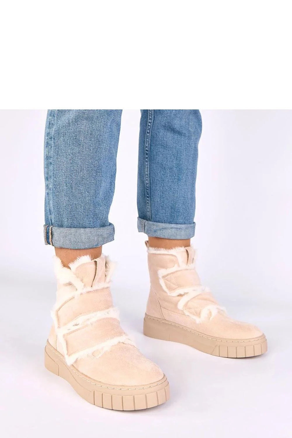 bottines femme mi cheville suede beige nude doublure fourrure fausse brides velcro apparentes plateforme crantee gomme epaisse antiderapante isolante cocooning