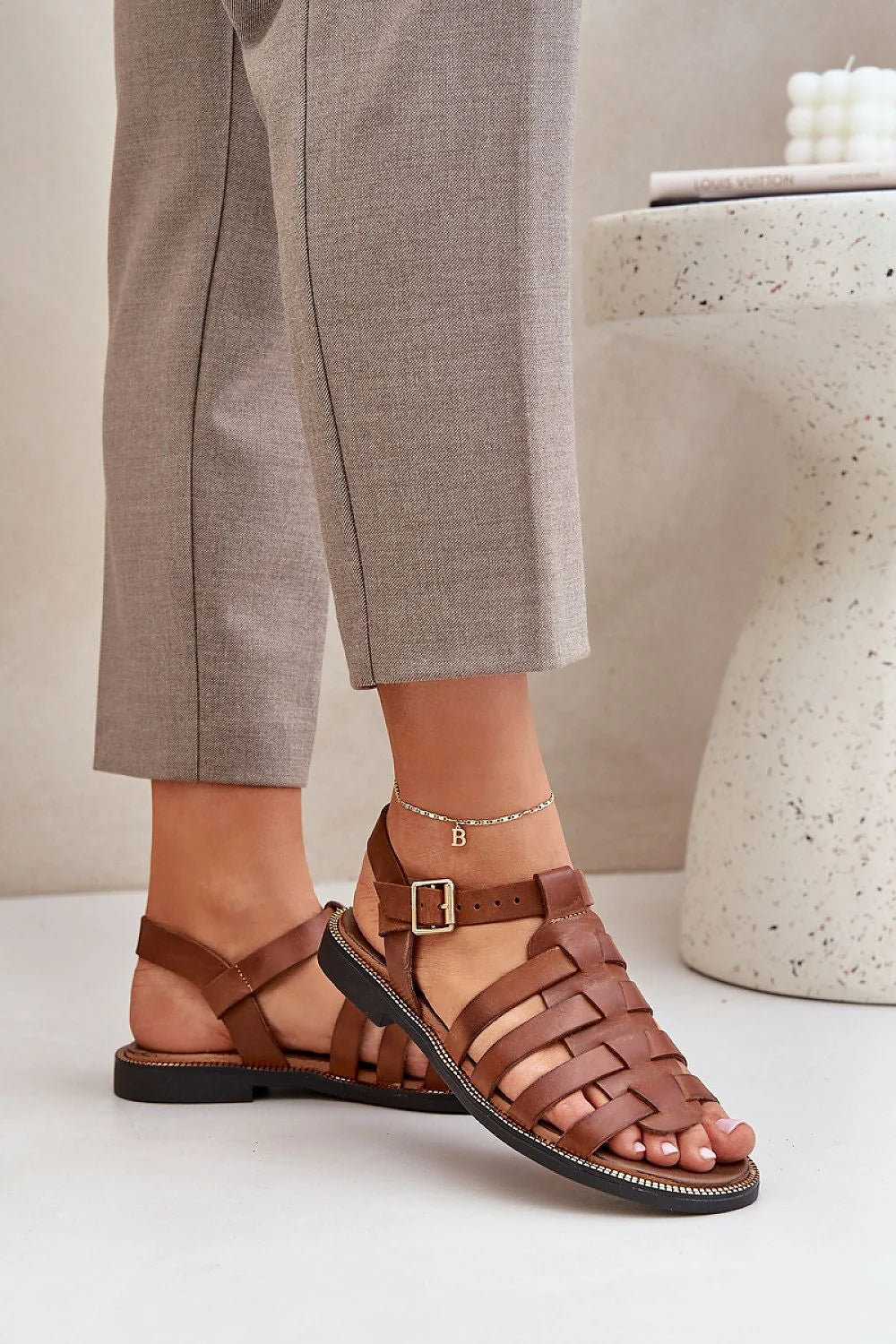 Sandales élégantes pour femme, cuir naturel, style gladiateur, lanières croisées, ajustables, semelle confortable, talon plat, couleur brun riche, occasions multiples